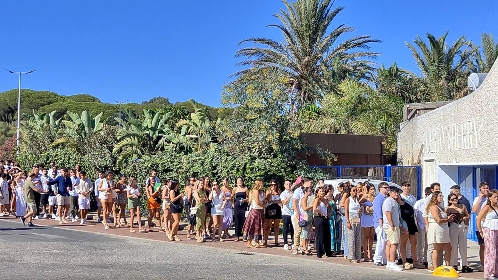 Imagen de la entrada de uno de los locales de moda de Puerto Sherry.