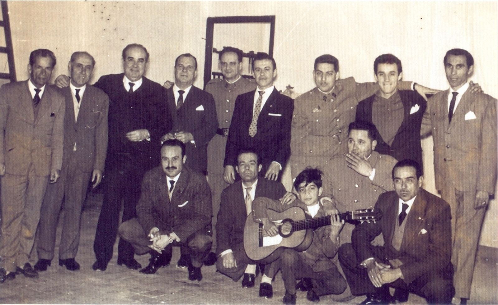 En en centro de la imagen, Niño Miguel con su inseparable guitarra en el año 1962.