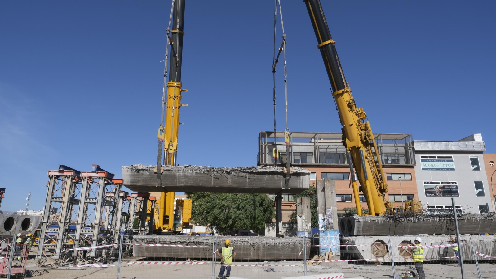 El Puente de la Avenida del Mediterráneo ya es historia, en imágenes