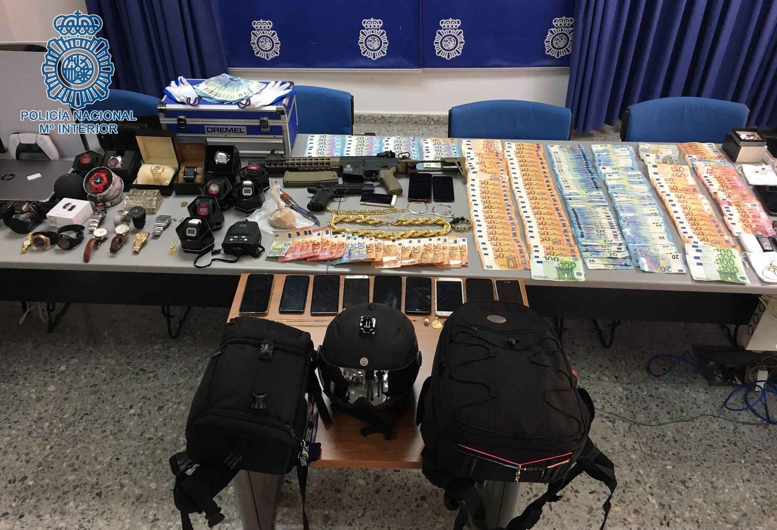 Joyas, relojes, dinero y un arma simulada intervenidas a la banda del Tripocho.