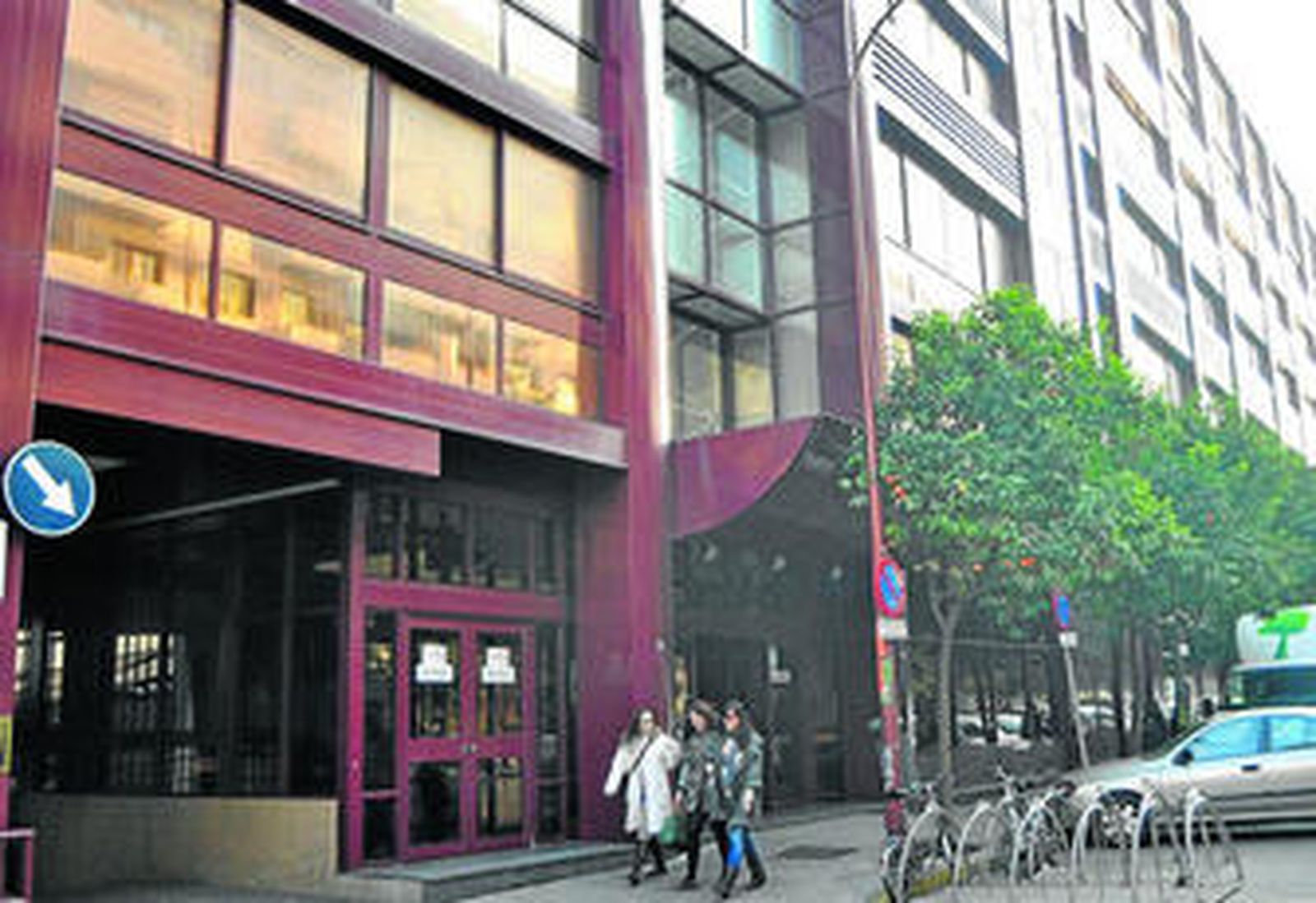 Fachada del edificio Viapol, donde la Junta tiene en propiedad tres plantas y más de 20 plazas de aparcamiento en el sótano.