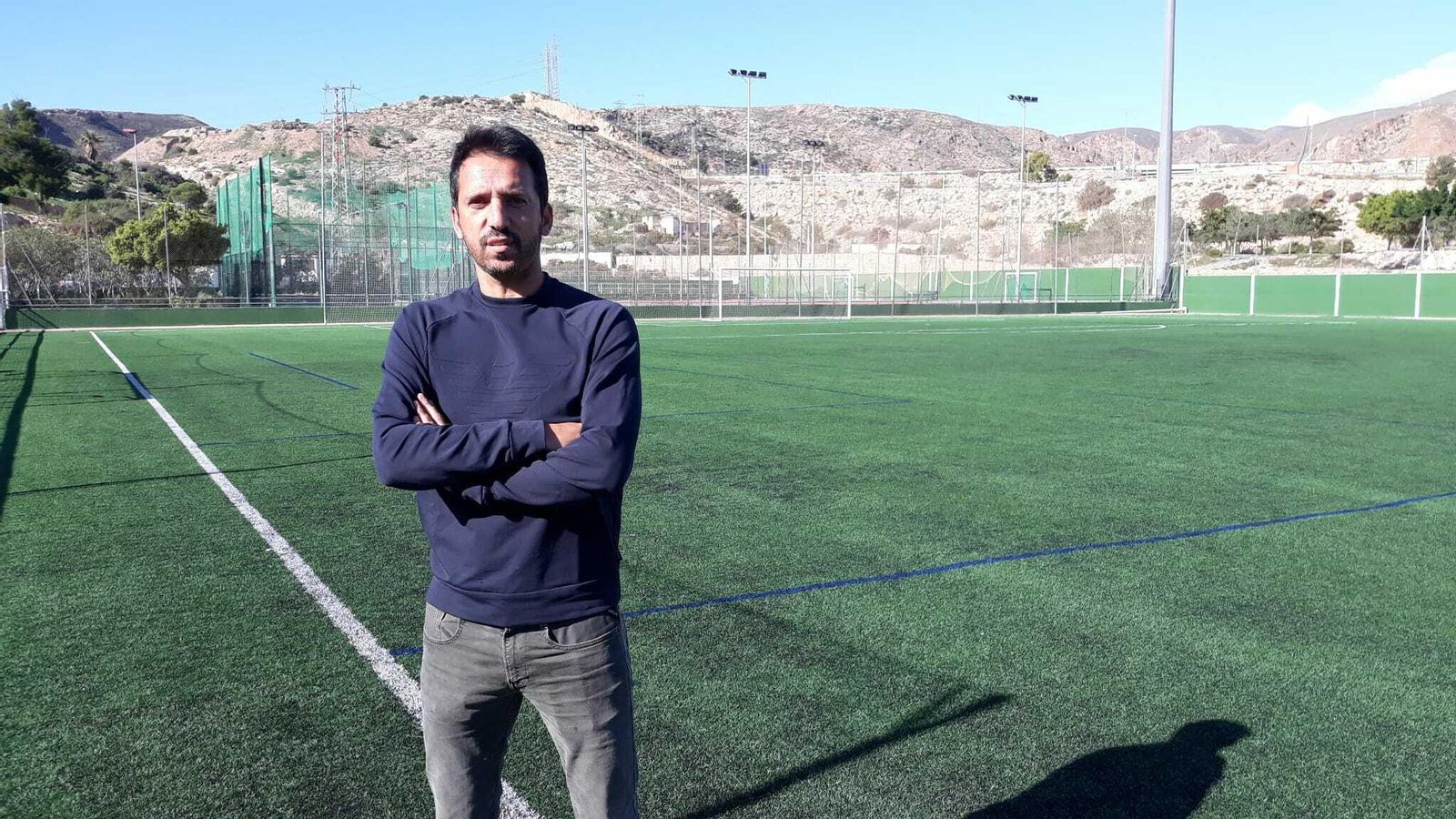 El míster, en el campo donde están entrenando.