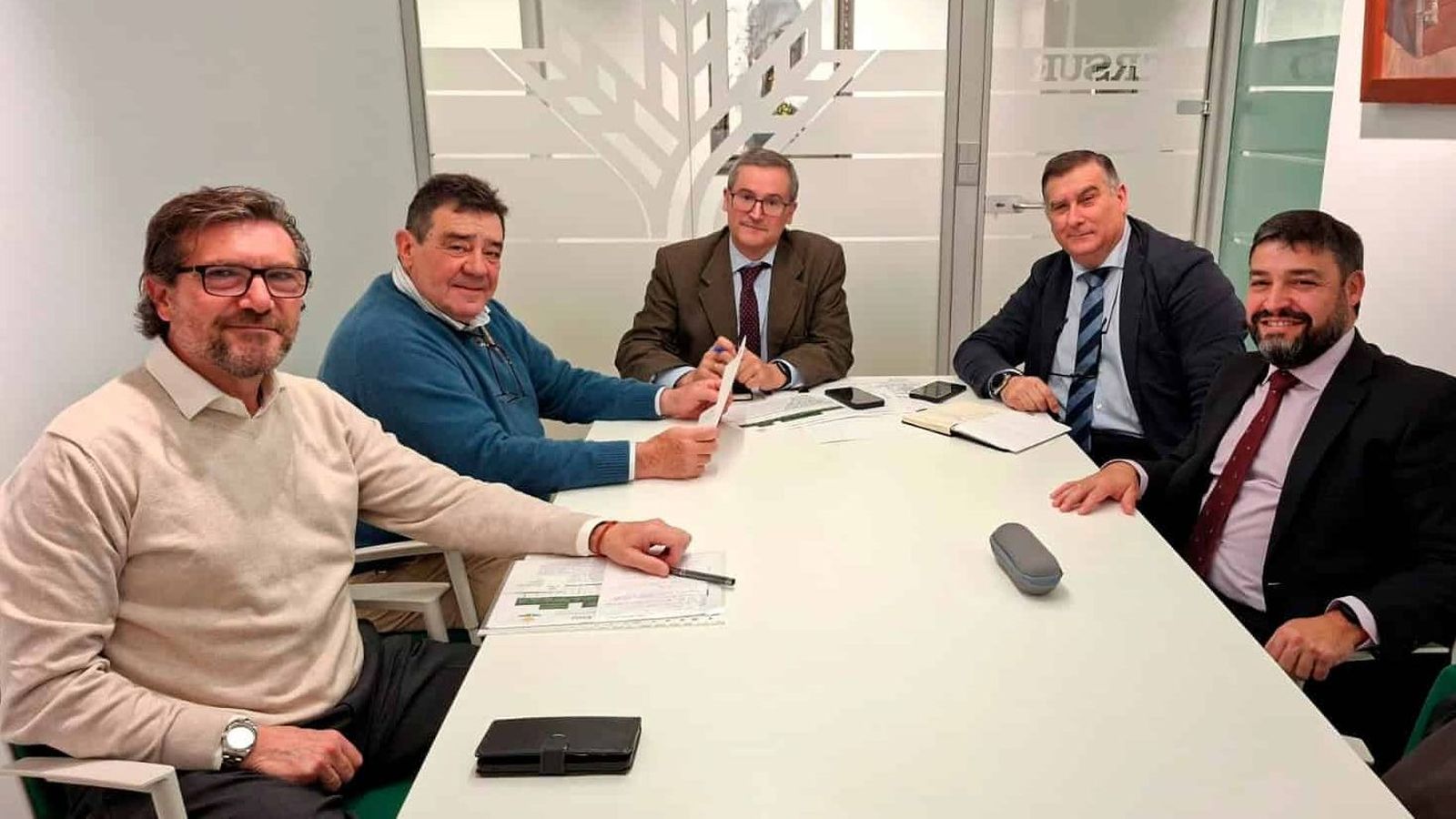 Imagen de la reunión de trabajo para definir el seguro de los representantes de Caja Rural del Sur y de la DOP Condado de Huelva.