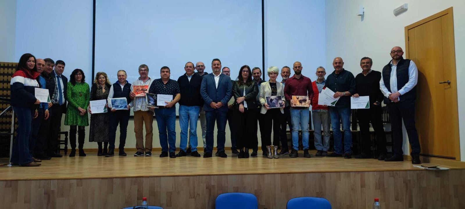 La foto de un ejemplar de gavilán, premio del Parque Natural de la Sierra de Baza