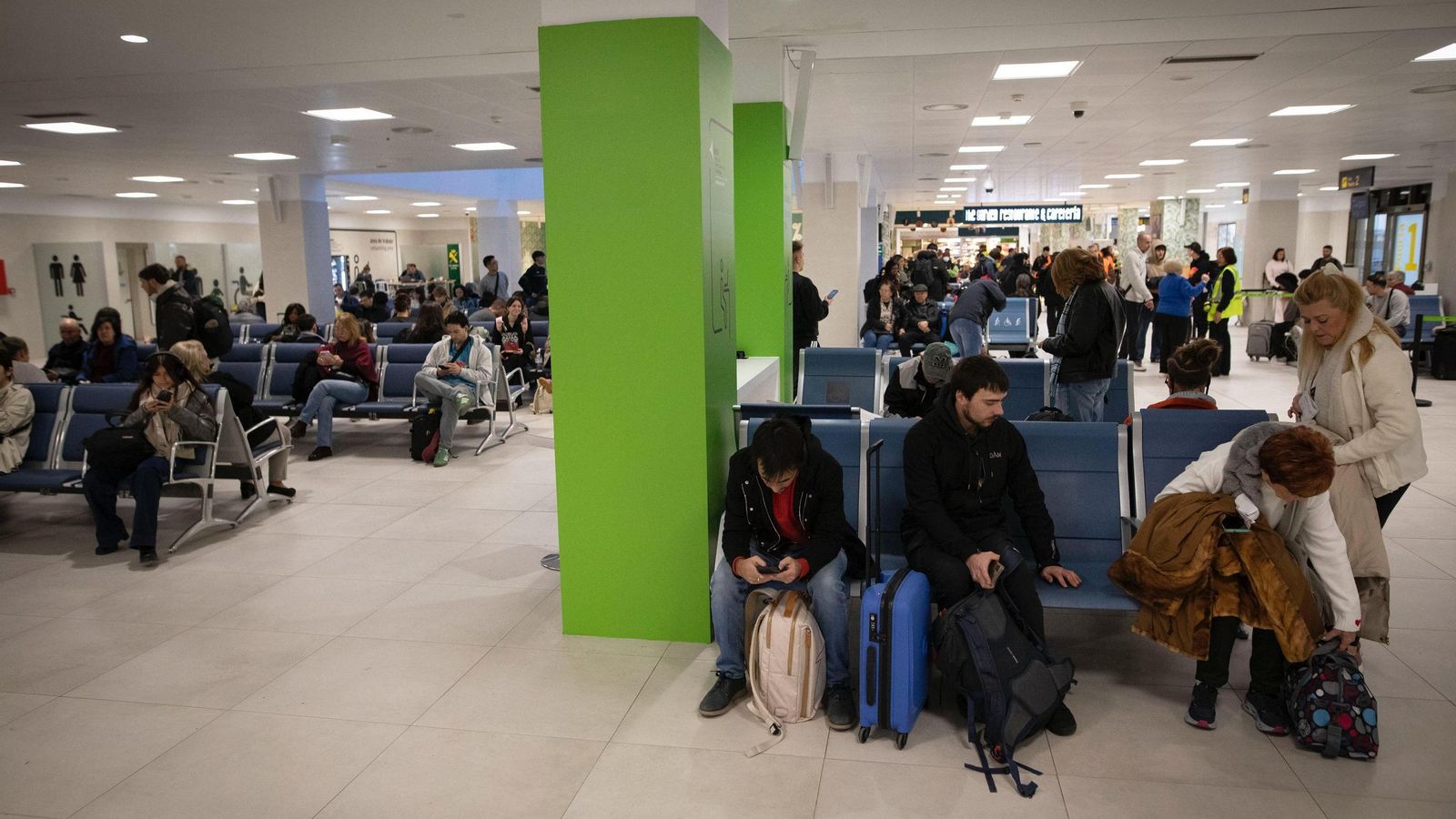 Sala de espera de la terminal de salidas del Aeropuerto de Granada