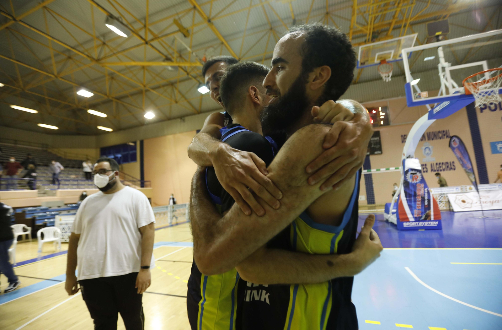 Jugadores de Udea festejan la permanencia al final del encuentro