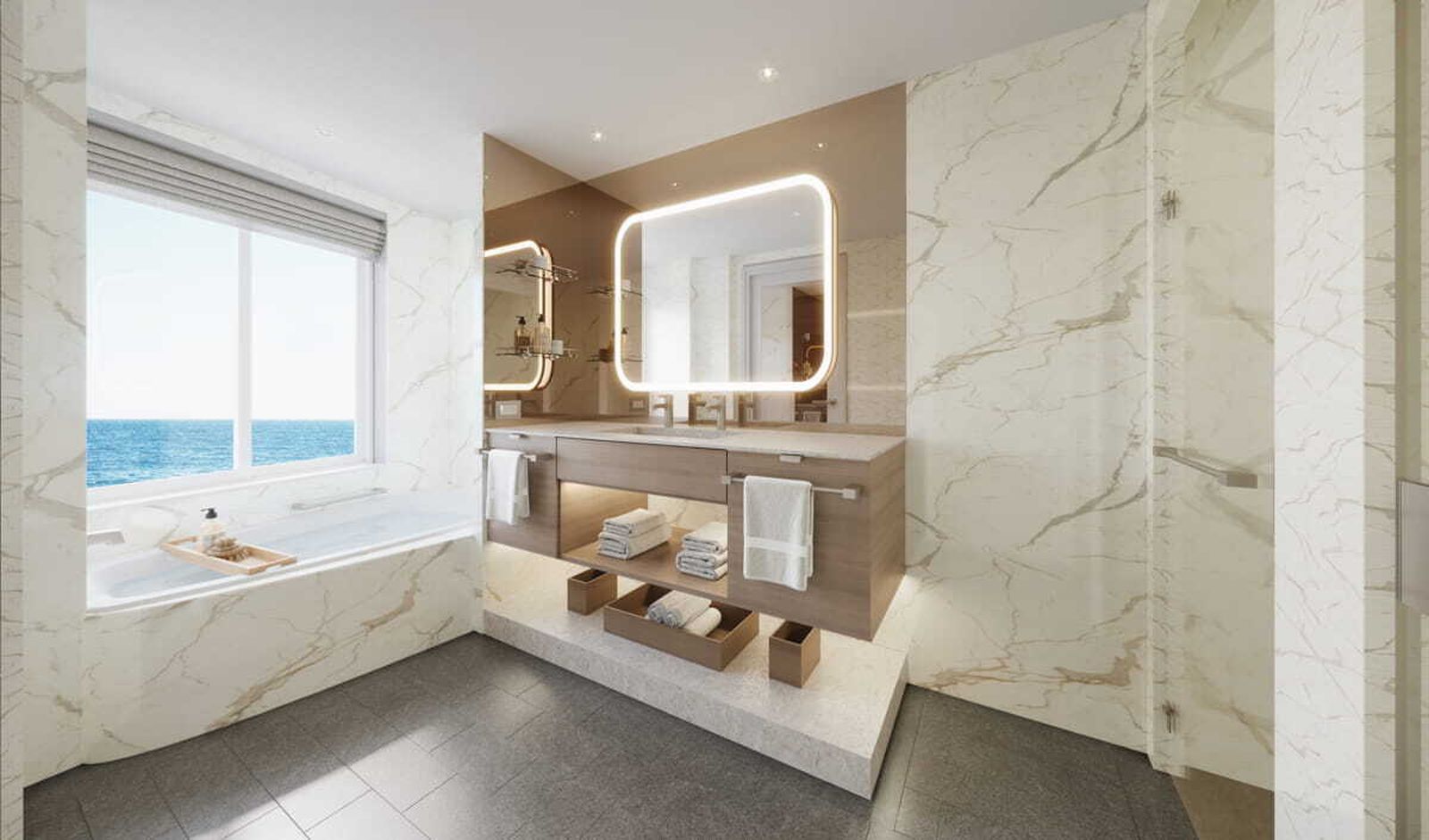 Imágenes del buque Silver Nova que visita el puerto de Cádiz