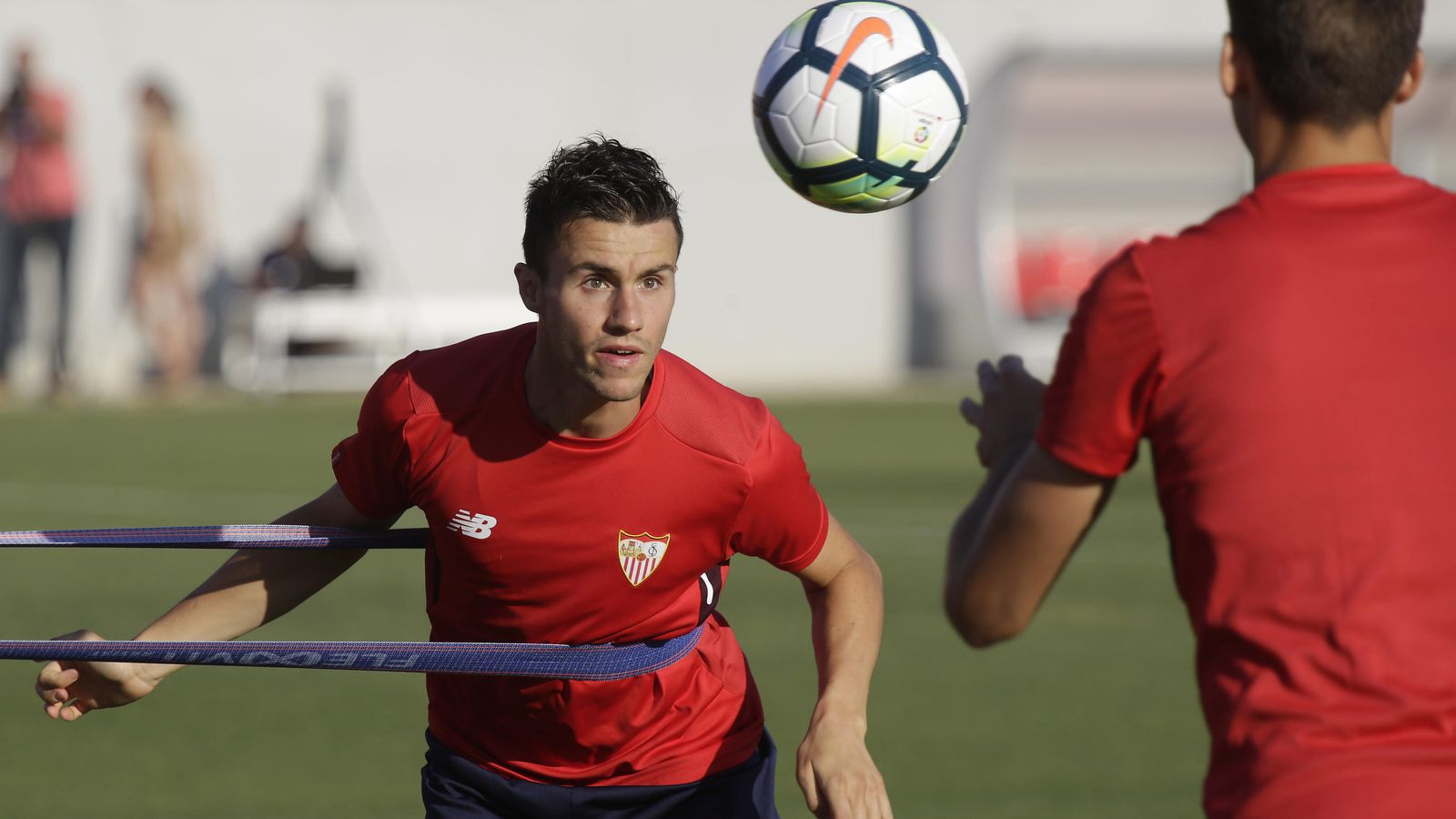 Corchia trabaja junto a otra compañero en la ciudad deportiva