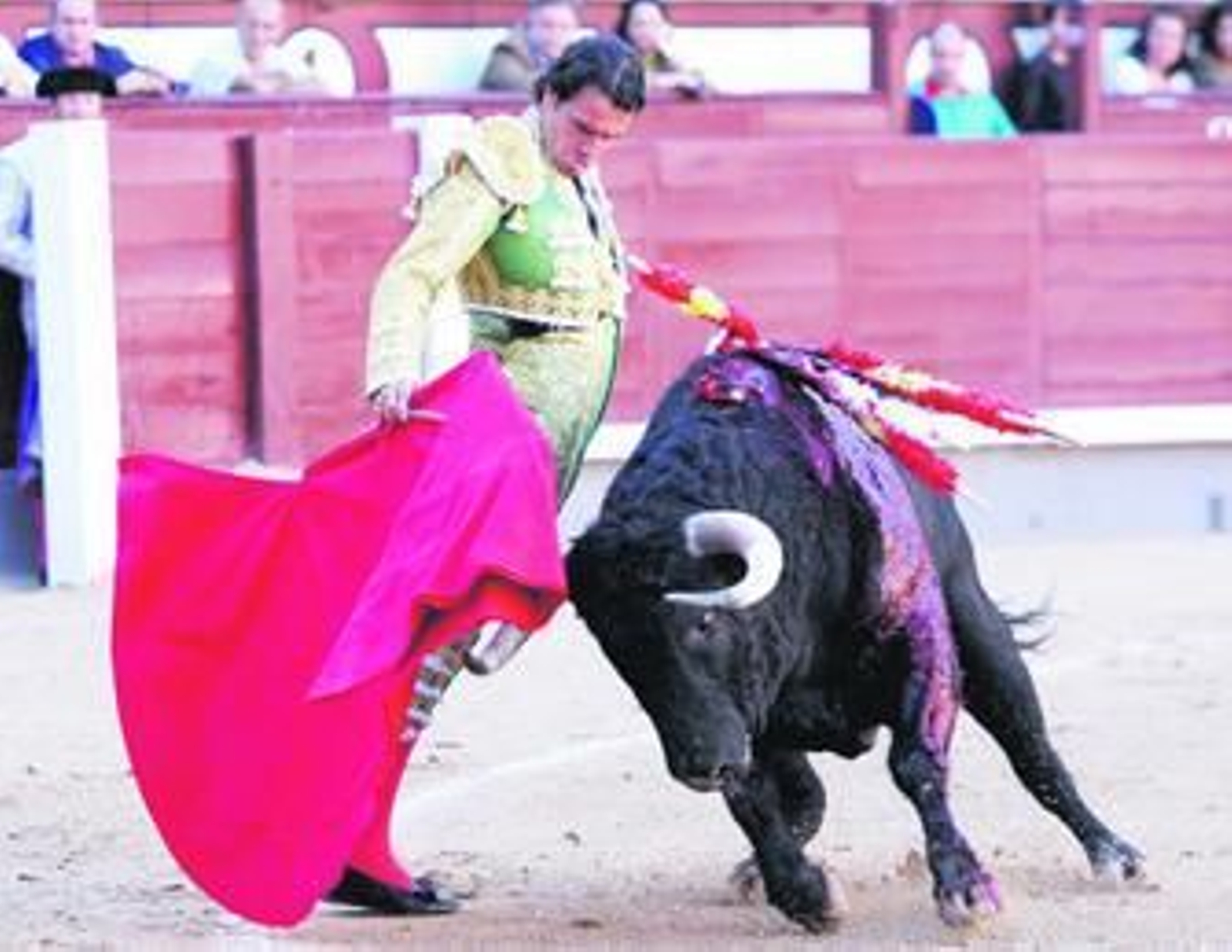 Uceda Leal comenzando la faena de oreja a su primero, ayer en Madrid.