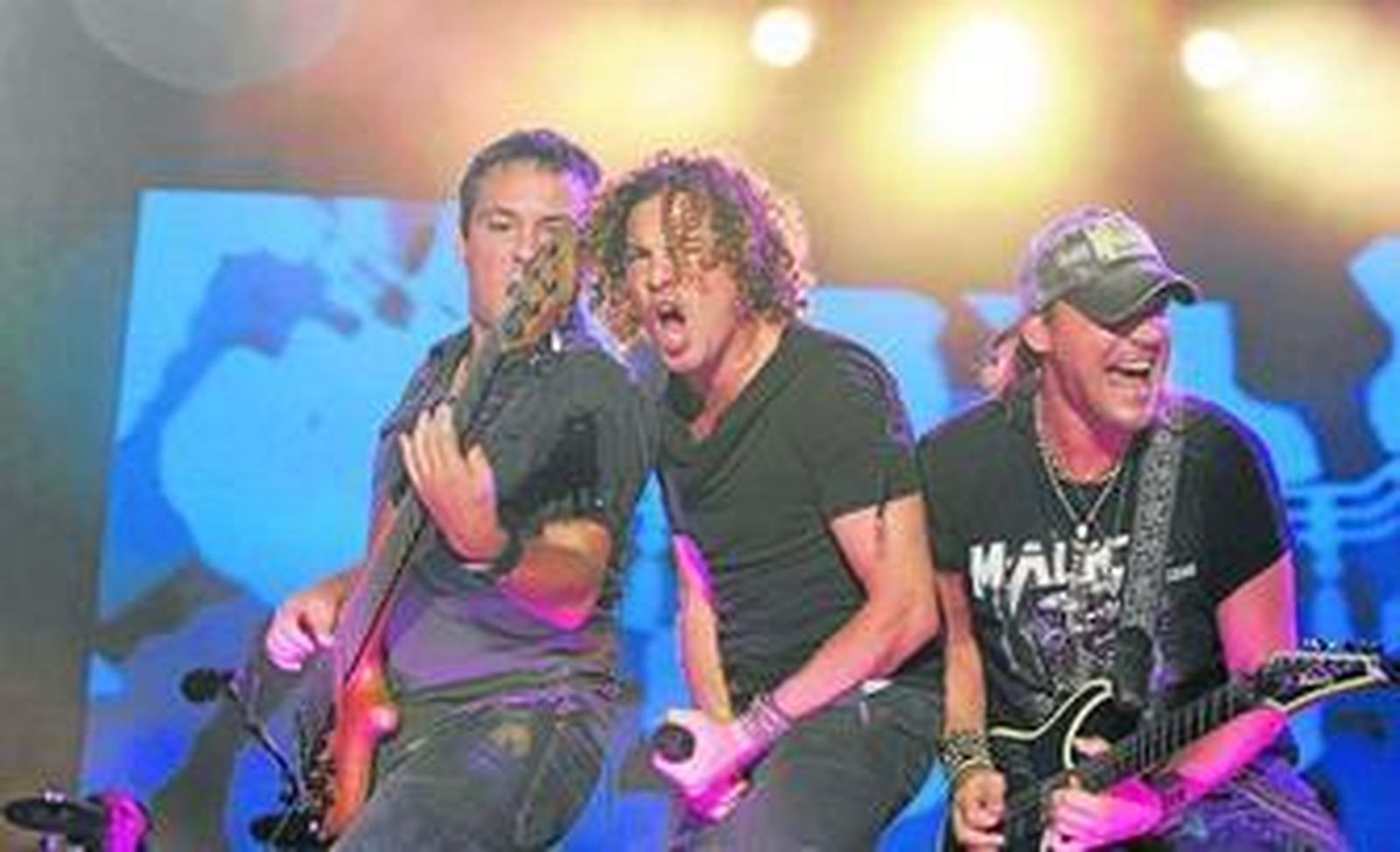 Jamás el Recinto Ferial pudo soñar con un éxito tan arrollador como el que el cantante almeriense ofreció en una puerta de largo que se recordará por mucho tiempo.