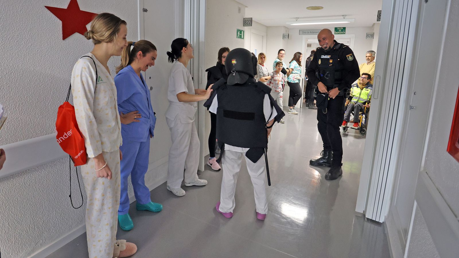 La Policía Nacional de Jerez con los niñ@s hospitalizados en el Hospital Universitario