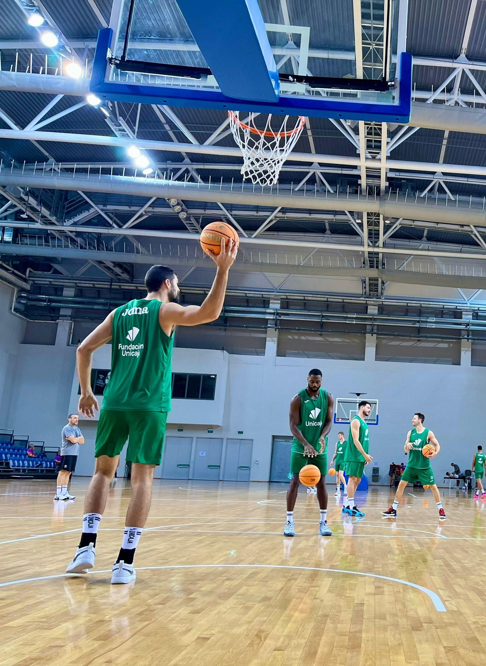 El Unicaja toma contacto con la pista en Singapur