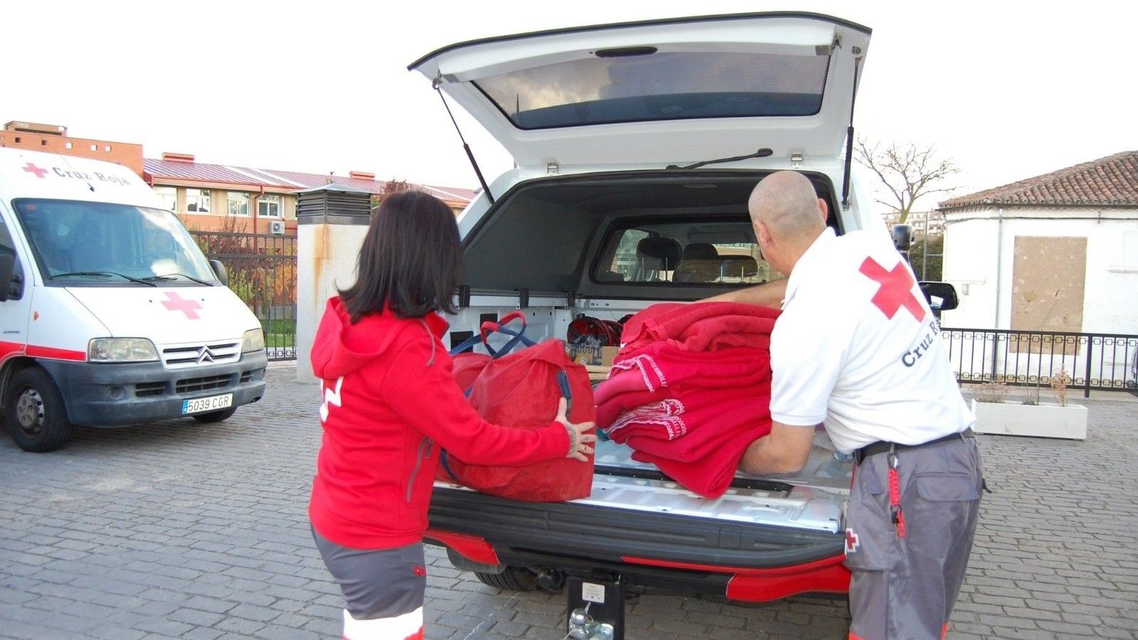 Voluntarios de Cruz Roja en Huelva cargando una furgoneta, en una imagen de archivo.