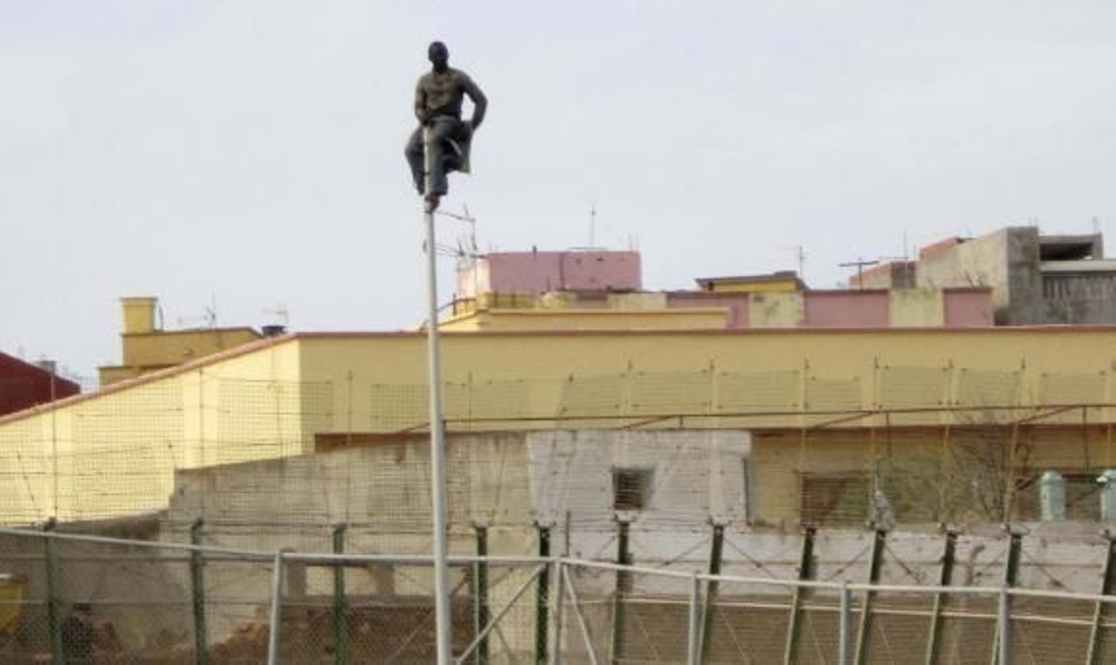 Una veintena de inmigrantes logra entrar en Melilla en un nuevo salto masivo de la valla
