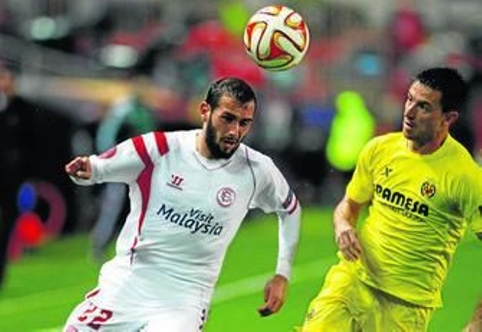 Aleix Vidal se lleva el balón por la banda ante Rukavina, improvisado lateral izquierdo.