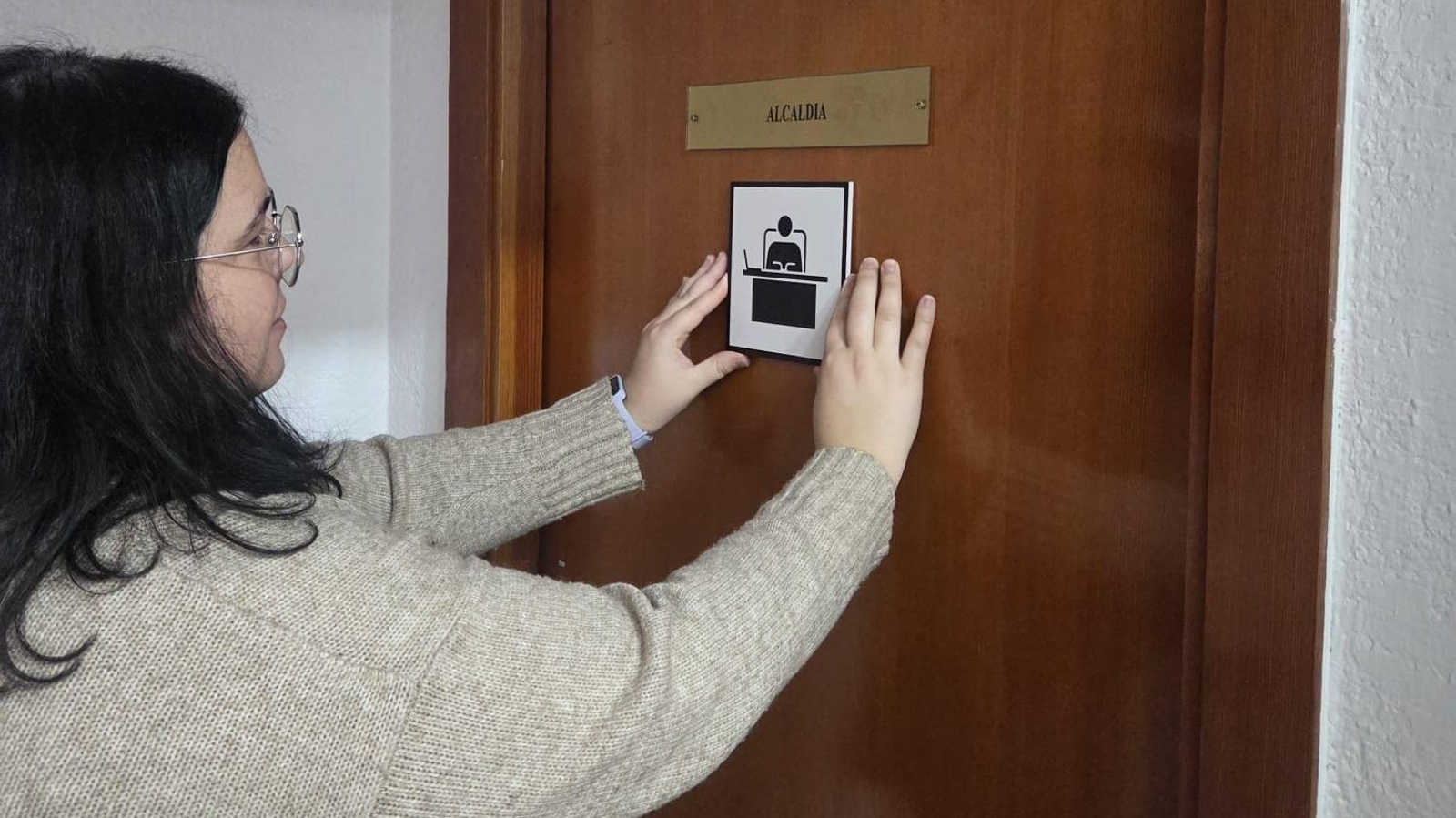 Colocación de uno de los pictogramas en el Ayuntamiento de La Zubia