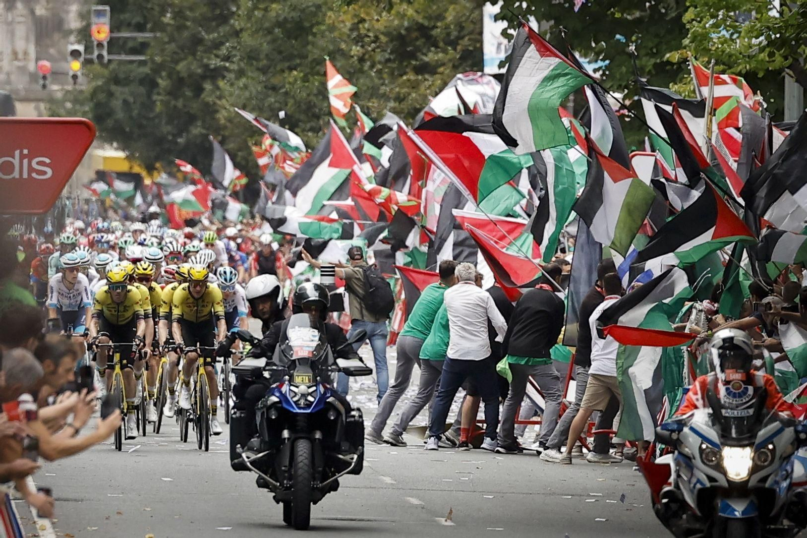 Las fotos de la Vuelta a España con el lío de la suspensión en Bilbao | Etapa 11