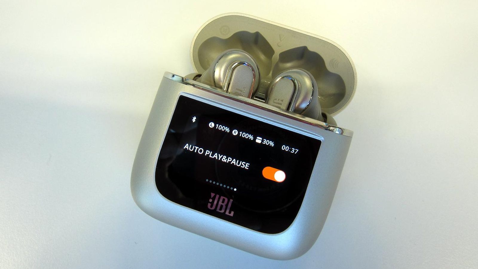 Auriculares JBL Tour Pro 2, con pantalla inteligente