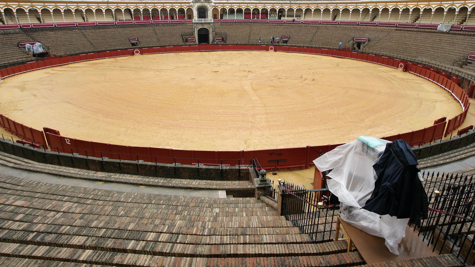 La plaza de toros de la Maestranza vacía.