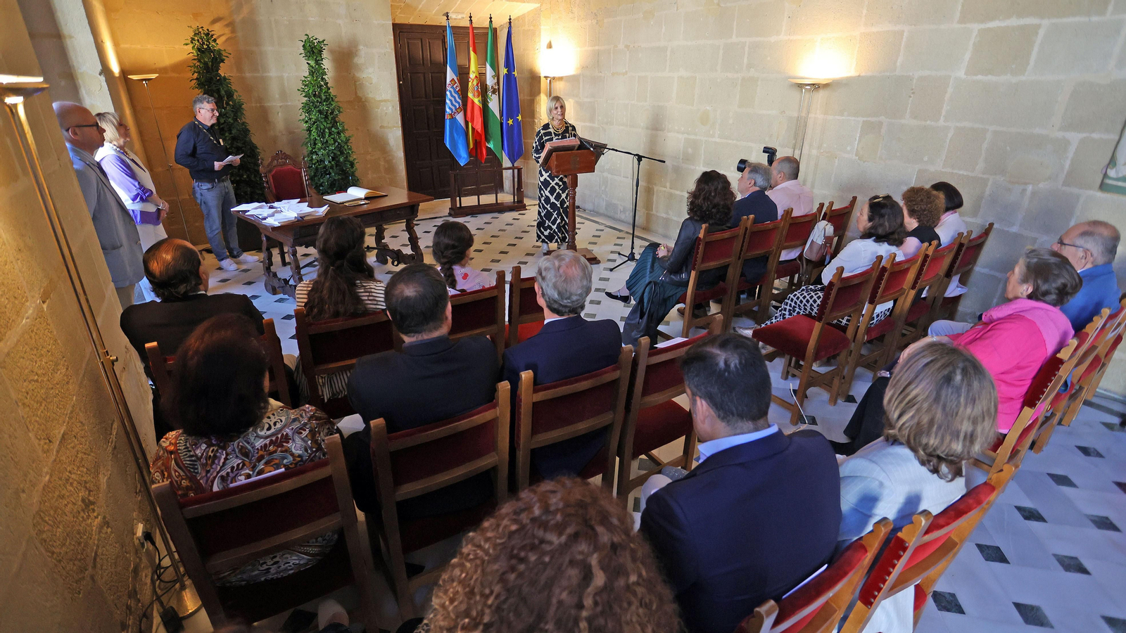 Lectura colectiva de El Quijote en la antesala del Cabildo Viejo de Jerez.