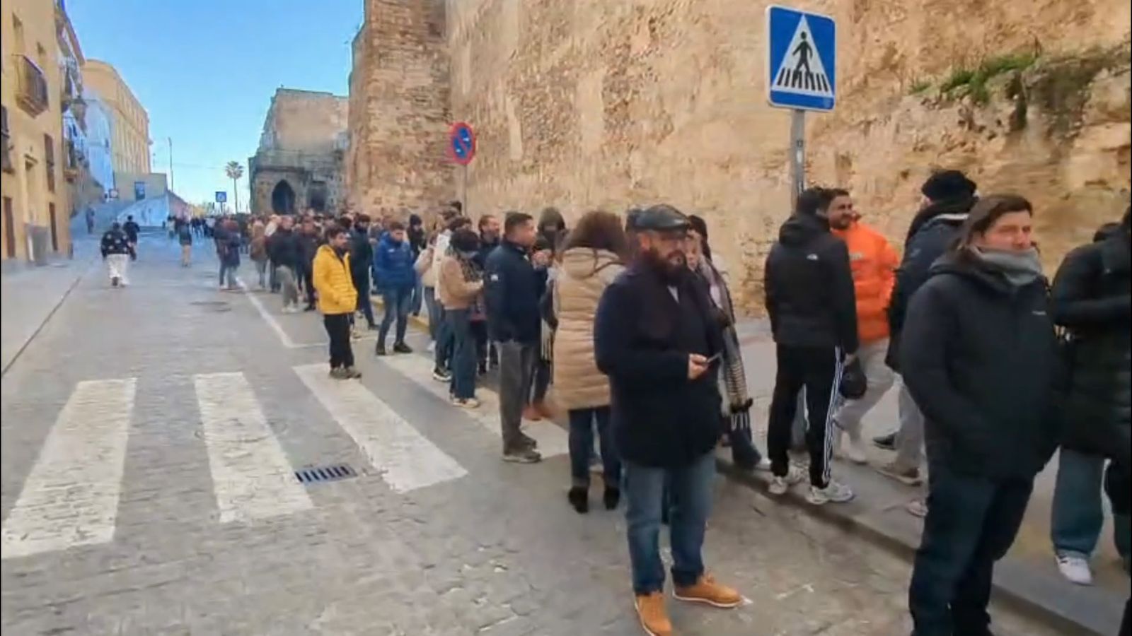 Largas colas en Cádiz para comprar las entradas para semifinales del COAC 2026