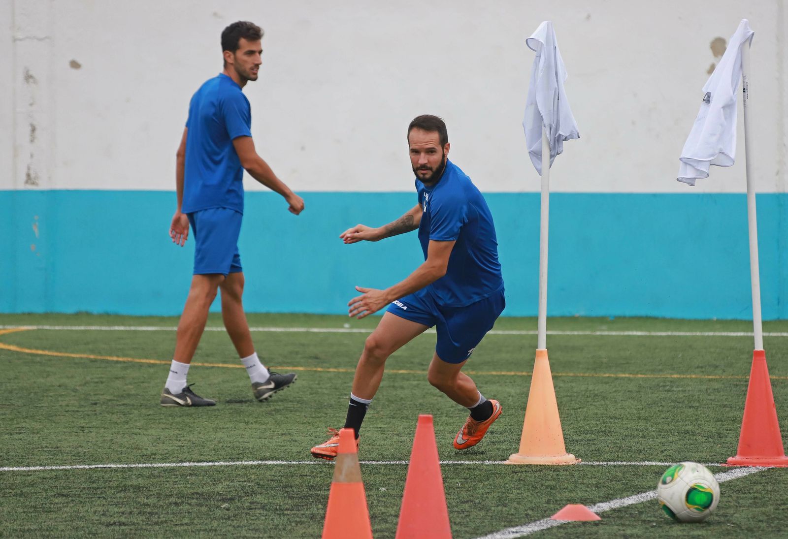 Tito Malagón se ejercita ante la atenta mirada de Carrasco
