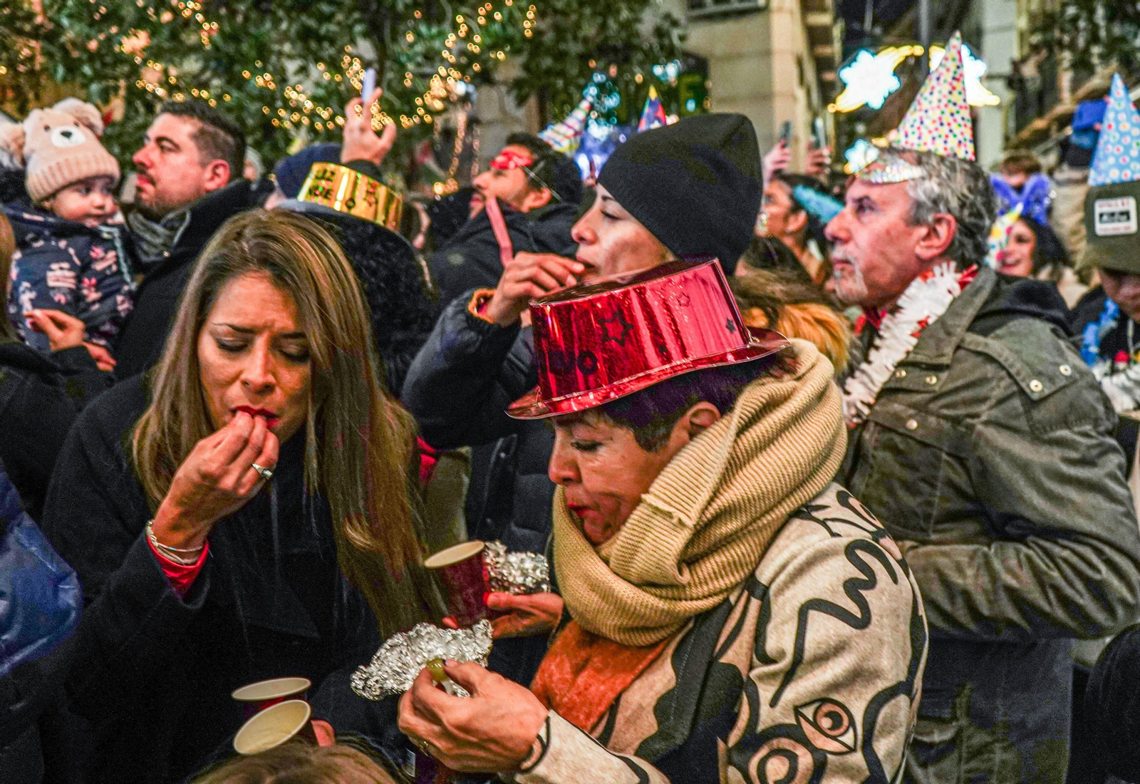 Así se vivieron las campanadas en la Plaza del Carmen de Granada: uvas y fiesta para recibir a 2024