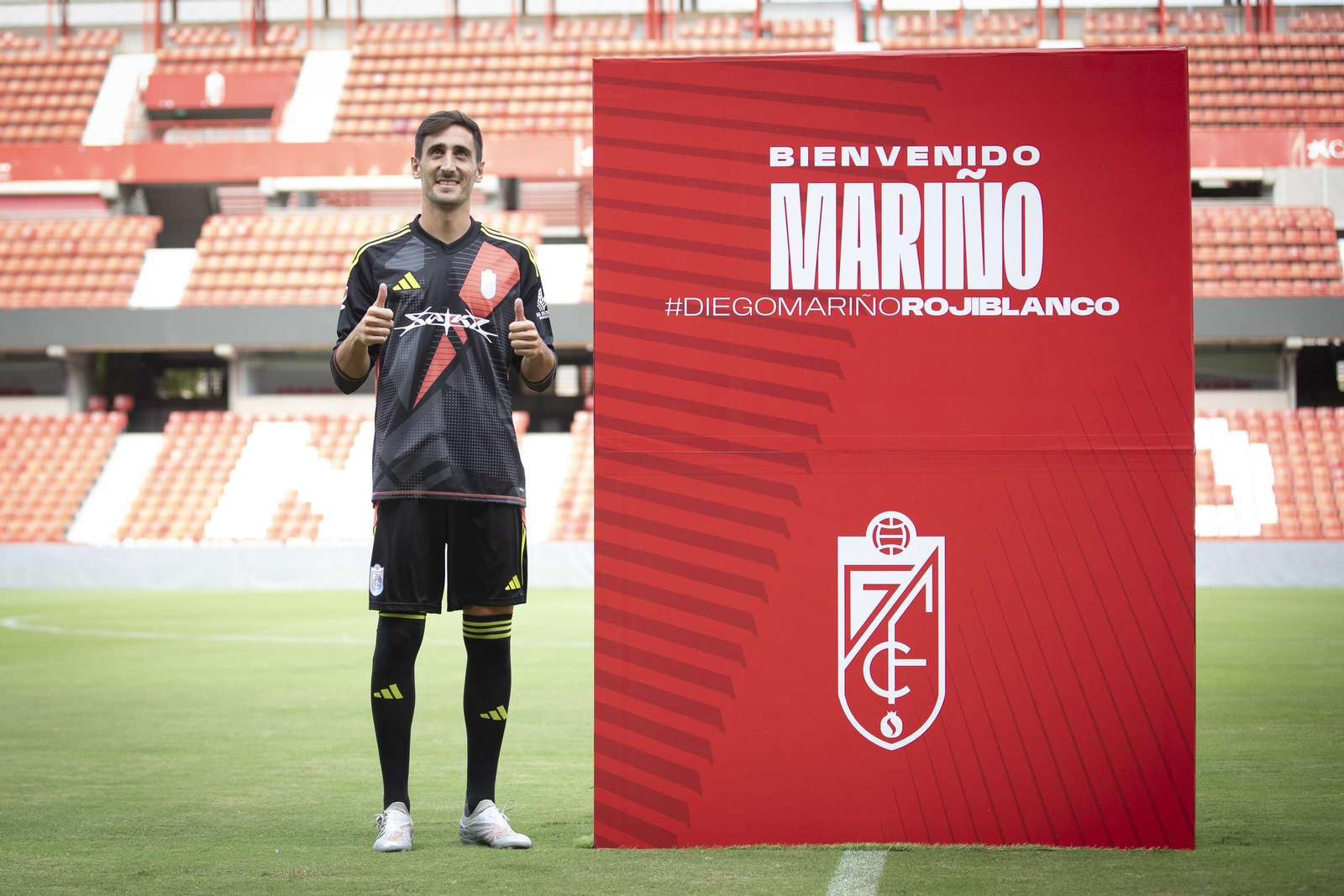Diego Mariño con la camisera rojiblanca en Los Cármenes.