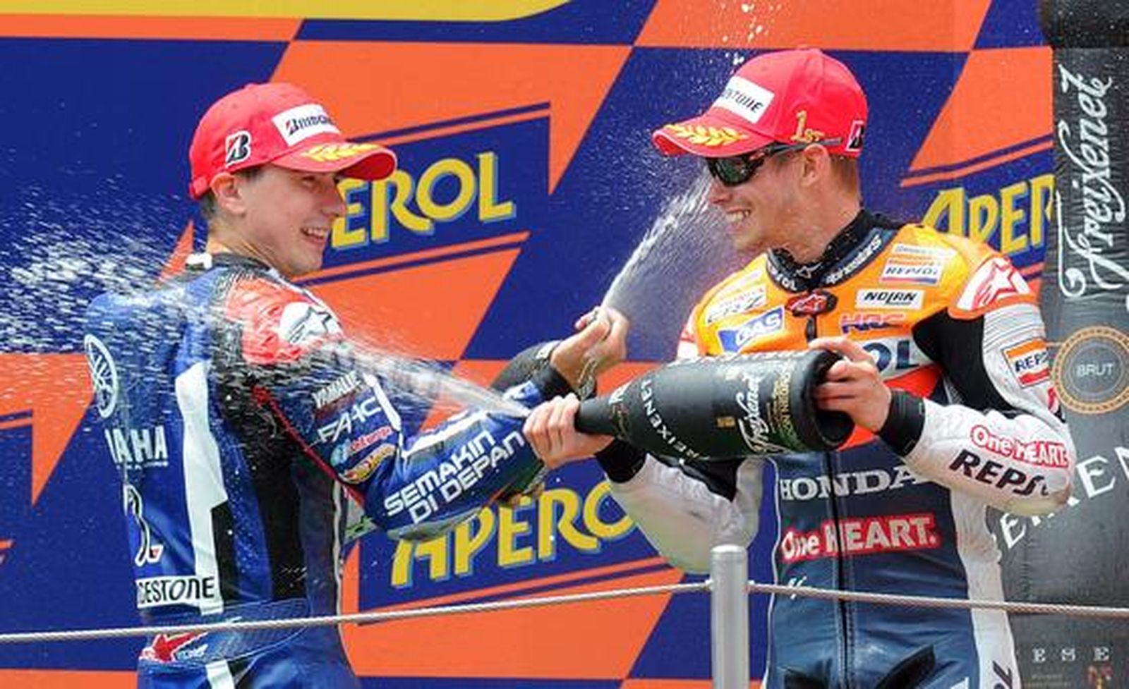 Stoner hace valer el poderío de su moto y se lleva el Gran Premio de Cataluña. / AFP