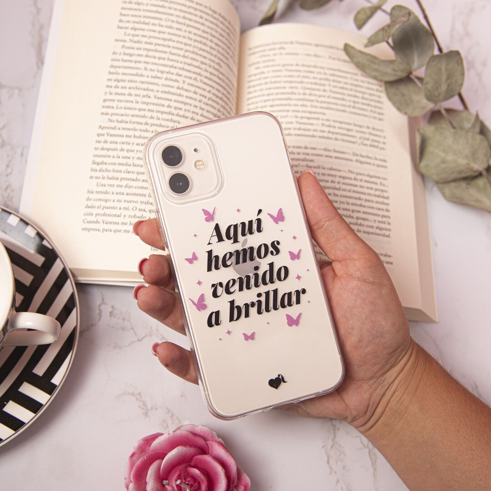 La Vecina Rubia 'va con todo' con su nueva colección de carcasas y llena de 'fantasía' la vuelta a la rutina.