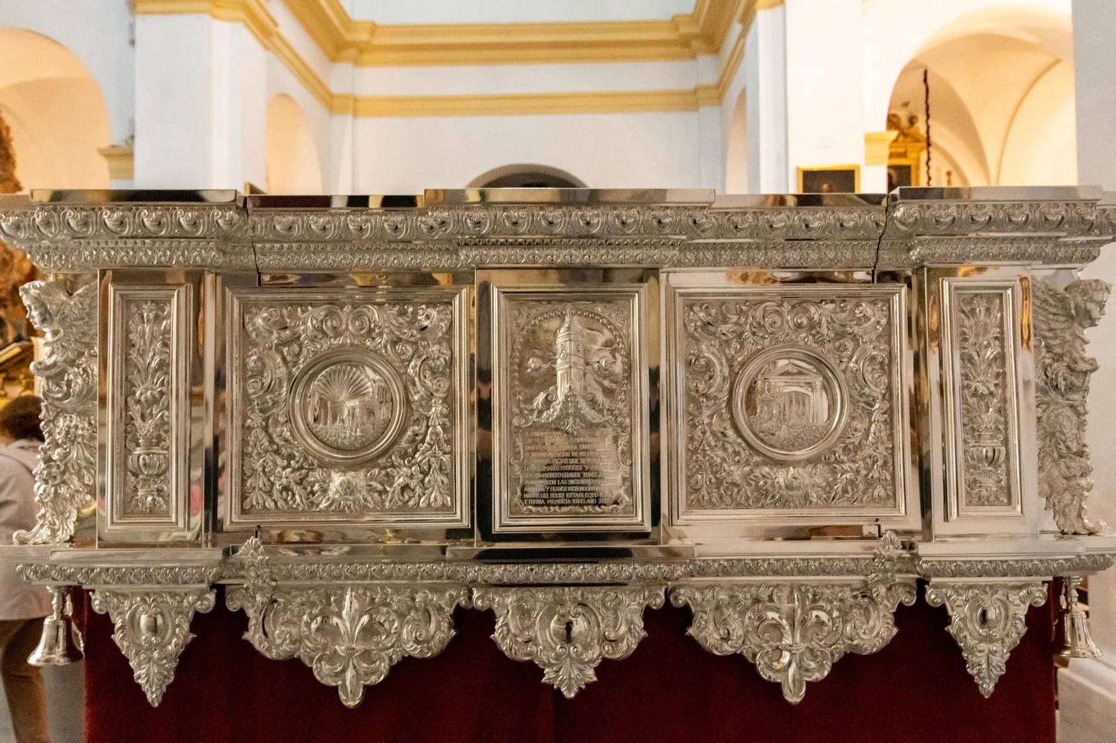 Los espectaculares nuevos faldones de la Carreta de Plata de la Hermandad del Rocío de Villamanrique