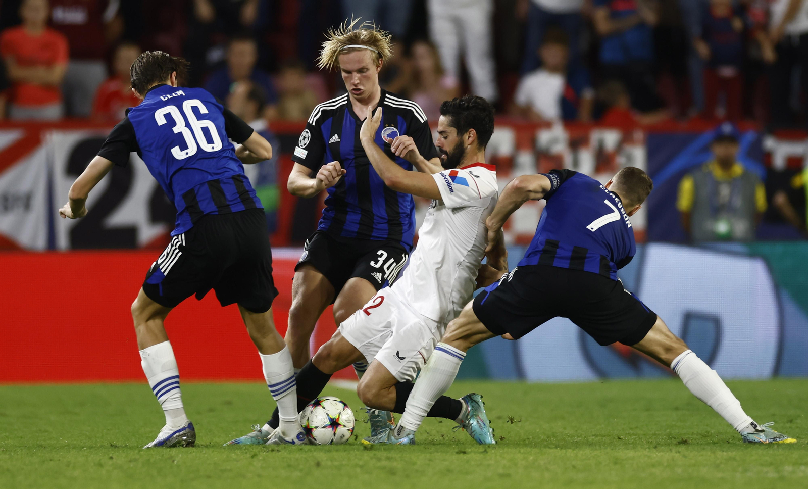 Isco, rodeado de tres jugadores del Copenhague.