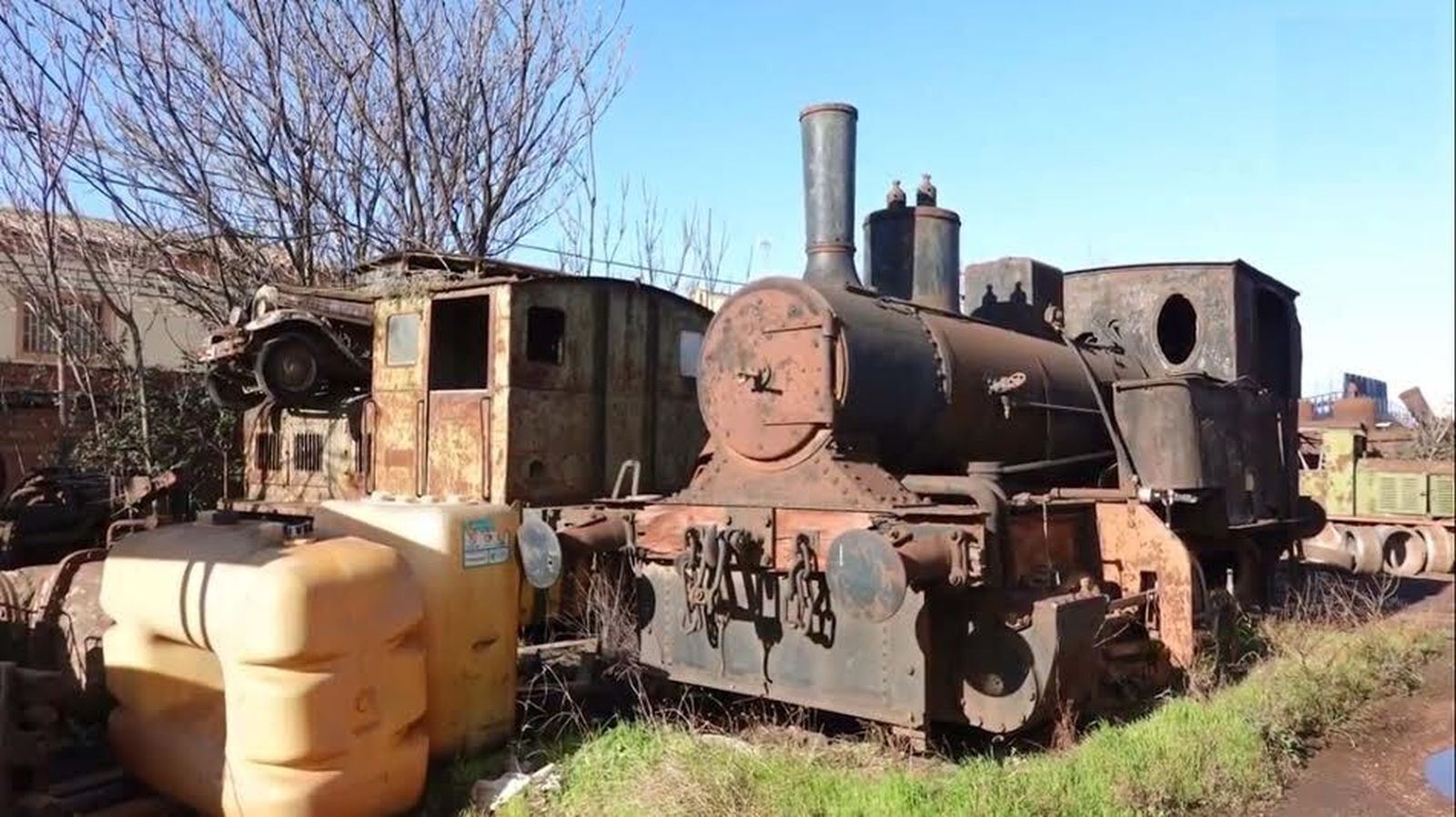 Locomotoras del ferrocarril de Riotinto en un desguace de Zaragoza