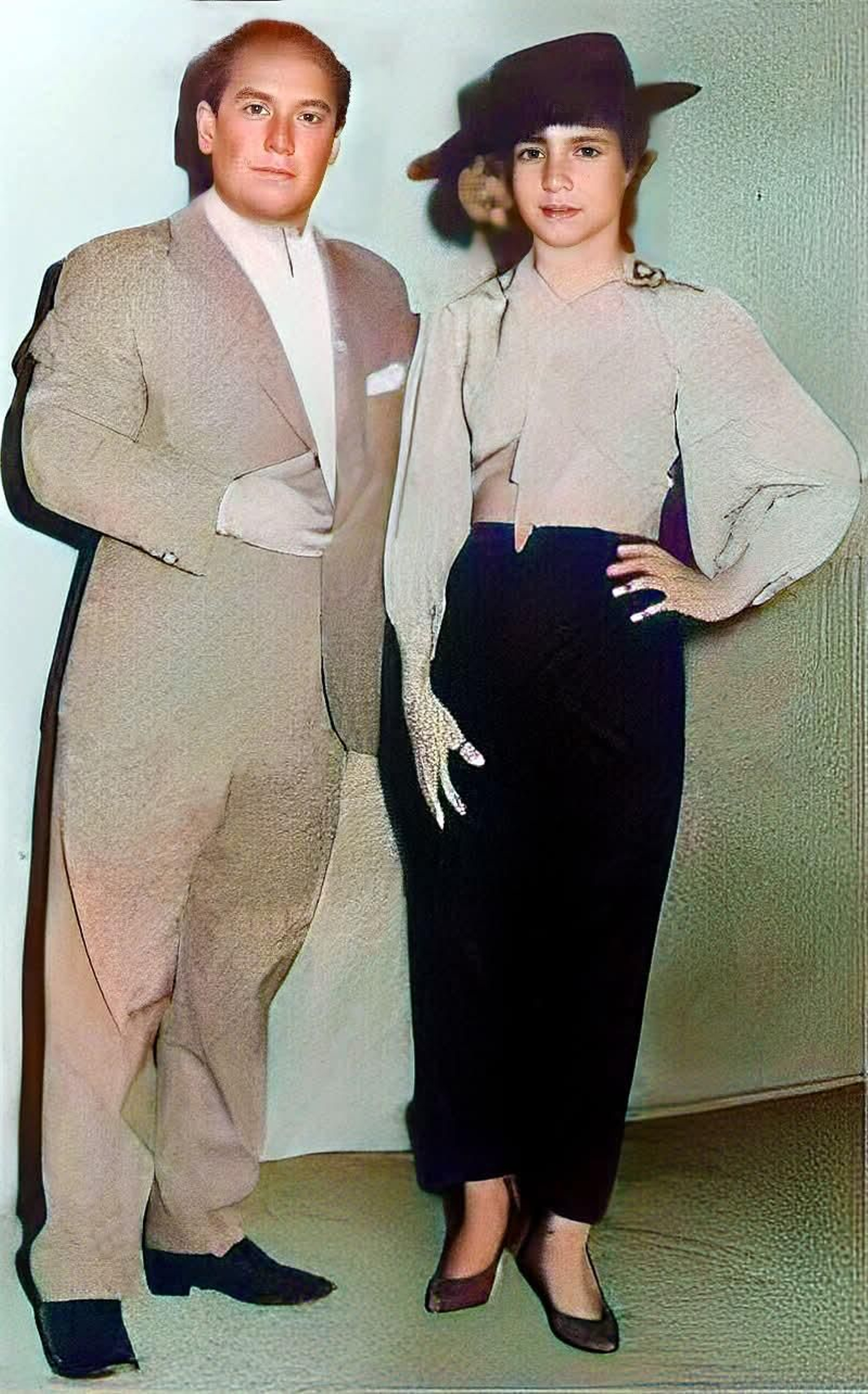 Una Pastora adolescente junto a su padre. Una Pastora adolescente junto a su padre.
