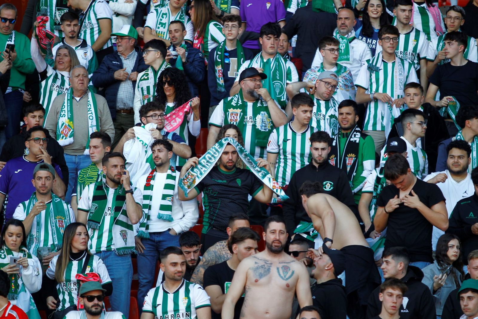 El Córdoba CF nunca camina solo: las fotos de la afición blanquiverde en Almería