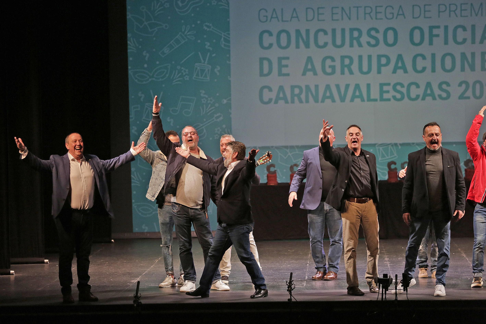 Imágenes de la entrega de los antifaces de oro en el Gran Teatro Falla