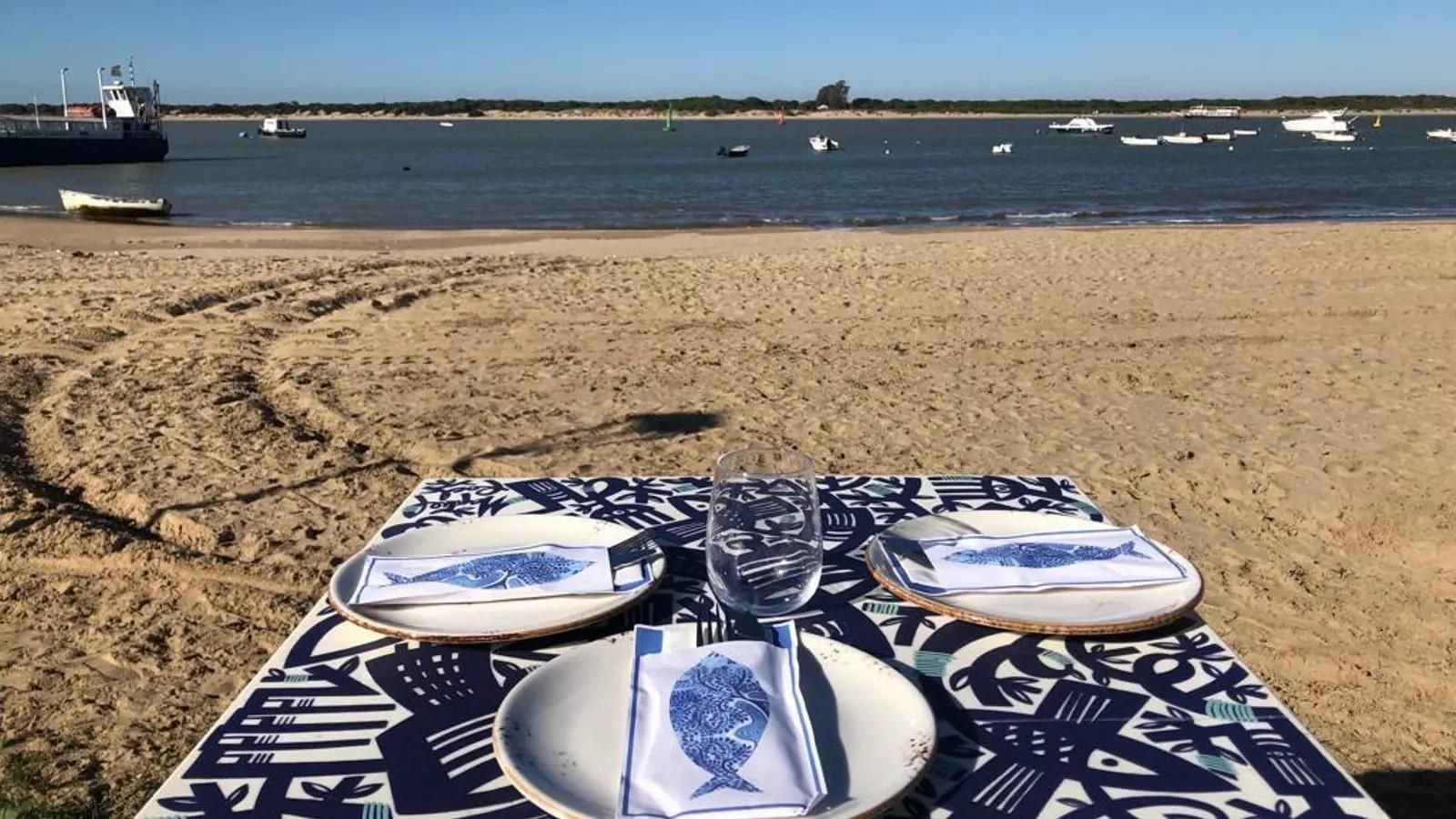 Una de las mesas de Taberna Avante Claro, en Sanlúcar.