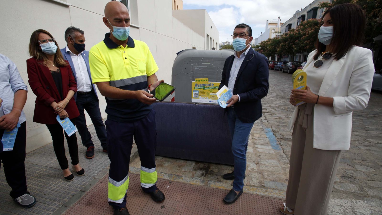 Un técnico de Giahsa muestra el funcionamiento de la nueva aplicación