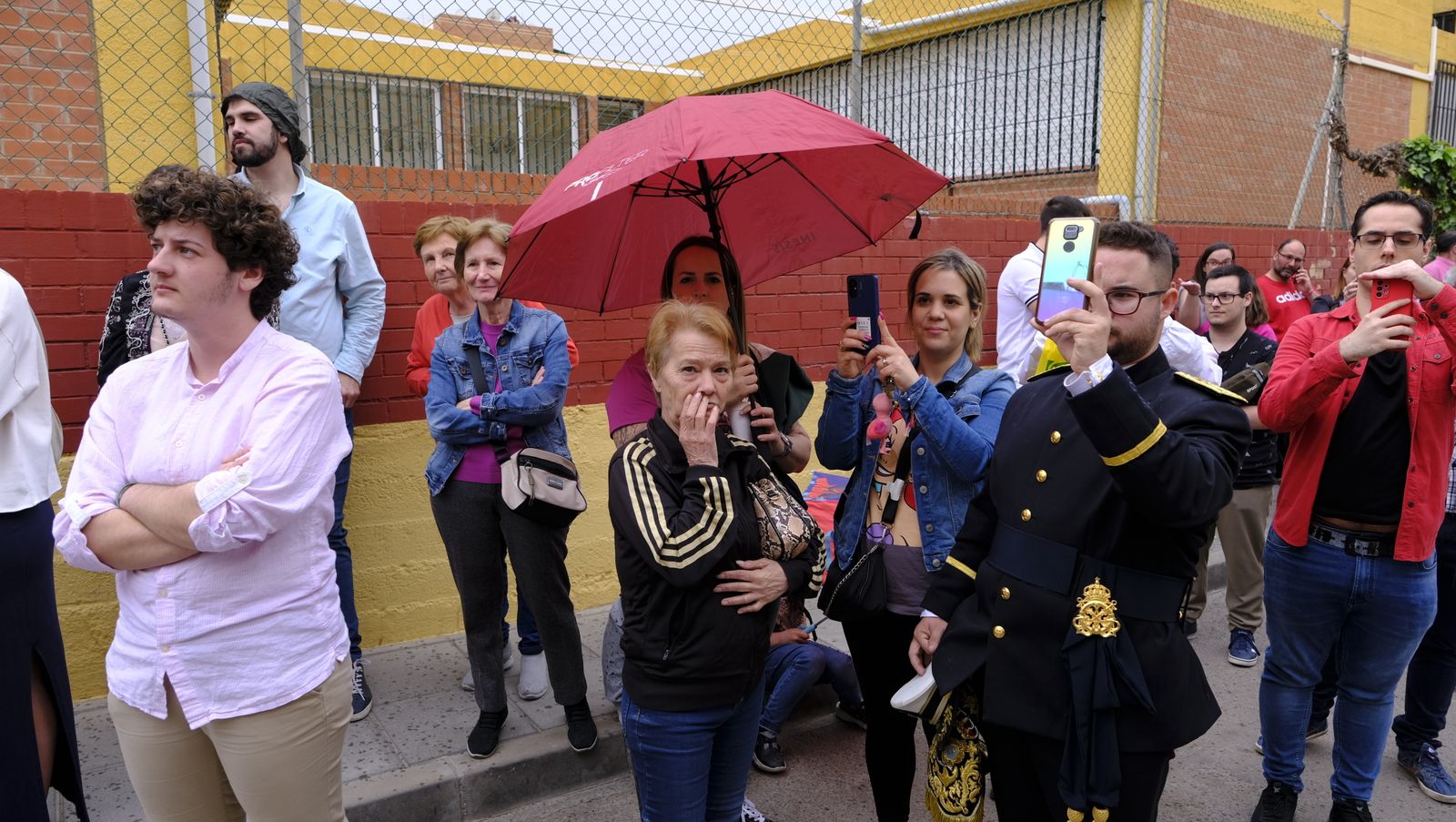 La Procesión de Los Ángeles de sobrepuso a la lluvia, en imágenes
