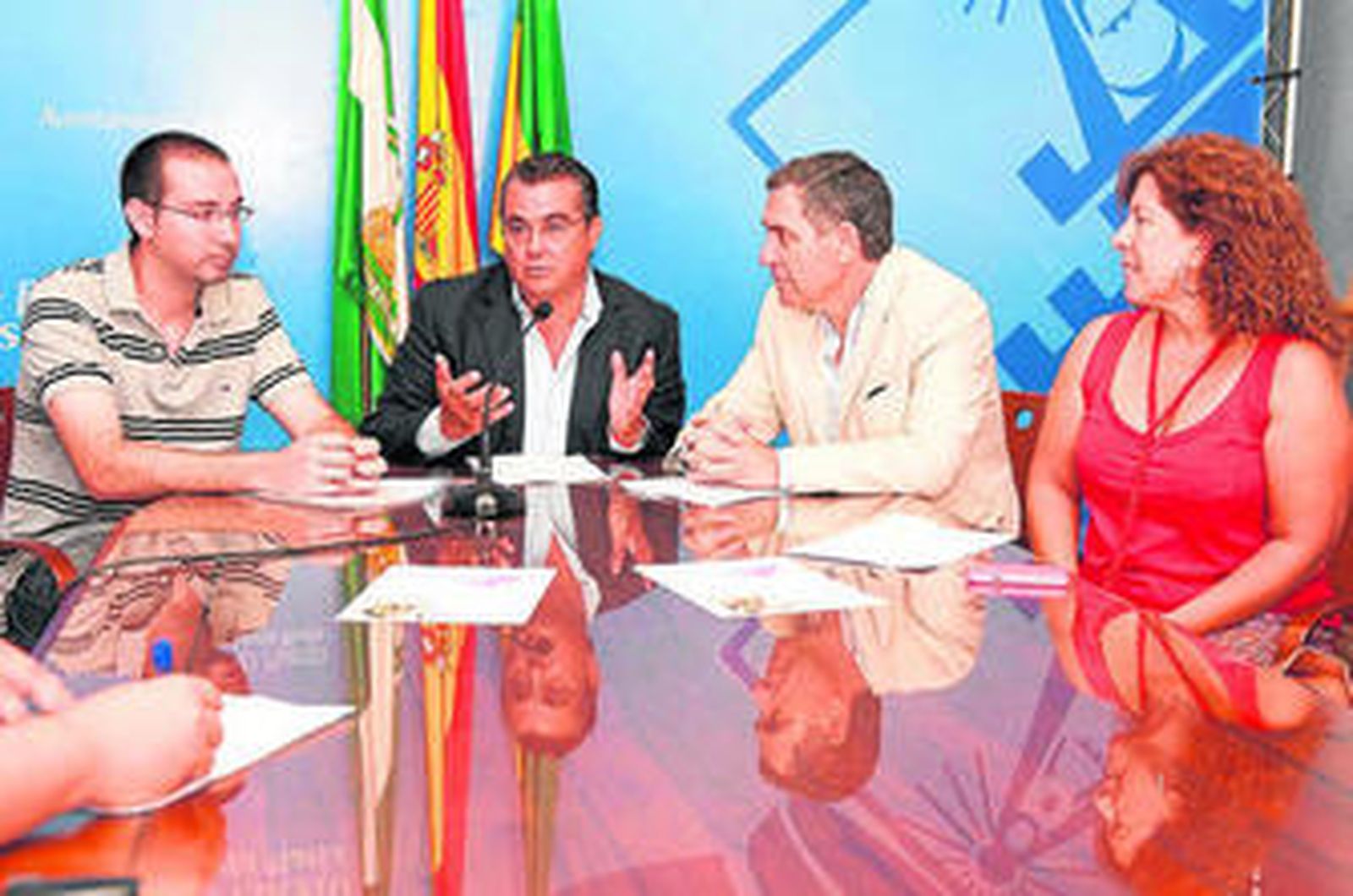 El alcalde y el concejal de Juventud, ayer junto a responsables de los cursos y técnicos municipales.