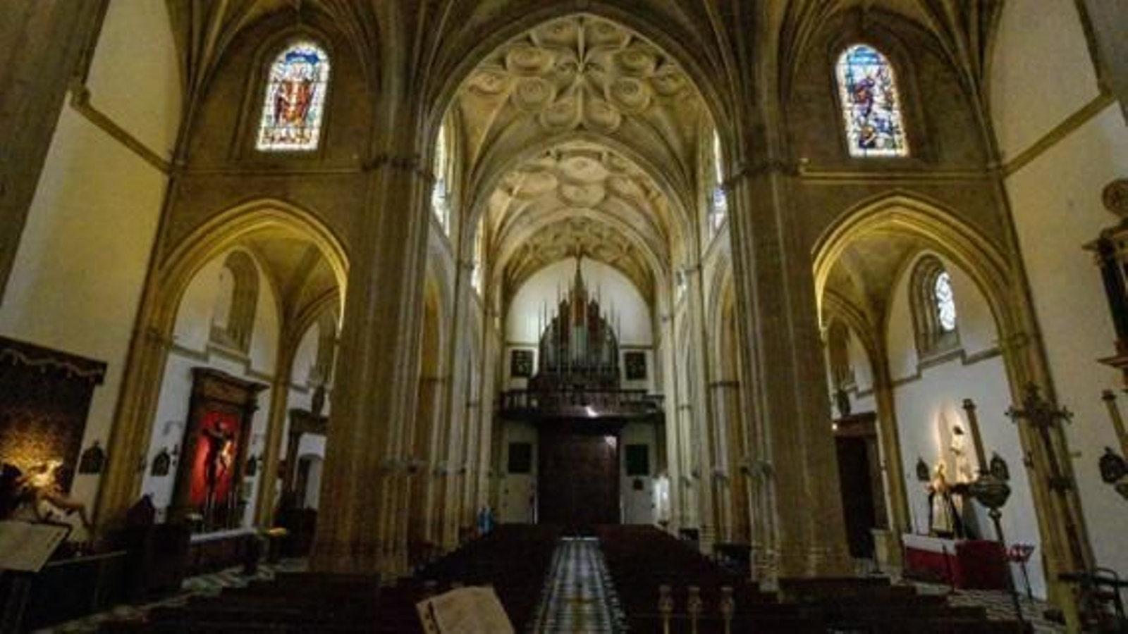 Interior de la iglesia de San Mateo, vista desde el presbiterio.