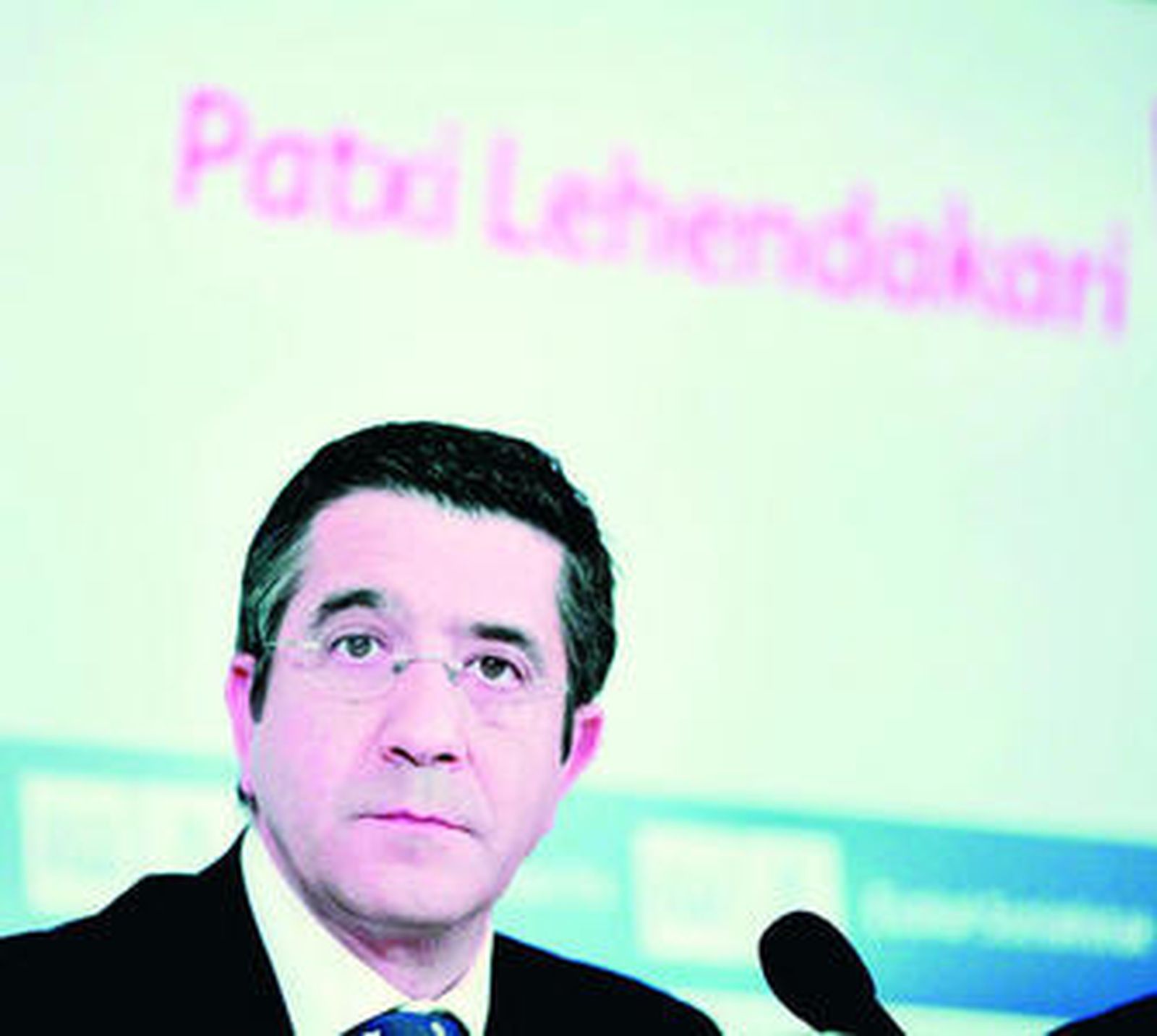 Patxi López, en rueda de prensa durante la pasada campaña electoral en el País Vasco.