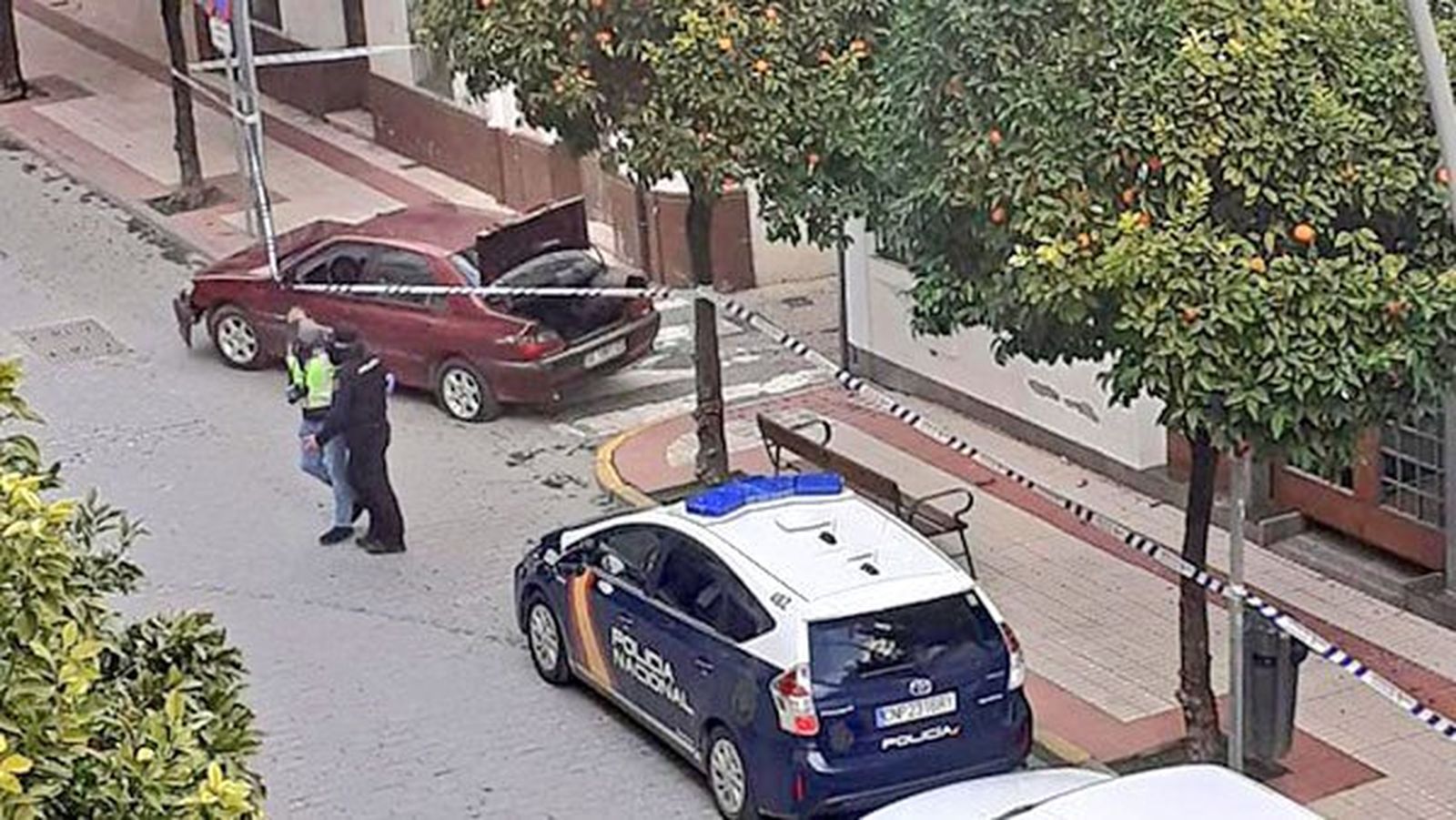 El coche de los delincuentes y un patrullero, el pasado 22 de enero