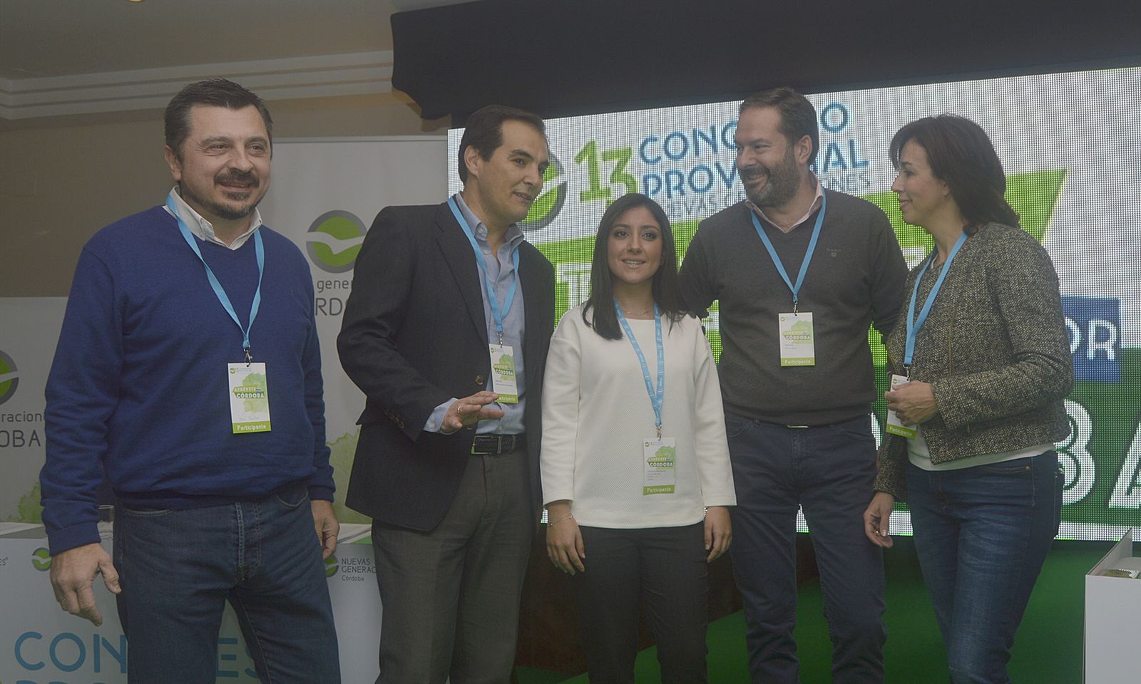 Cintia Bustos (centro), junto a otros cargos del PP y NNGG.