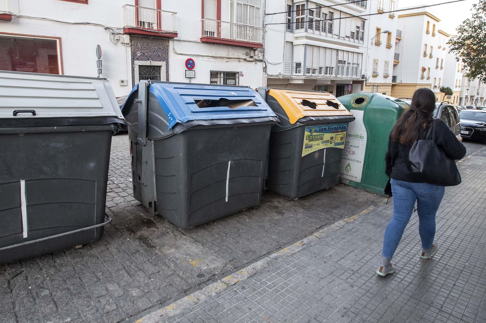 Contenedores para la recogida selectiva de residuos en la localidad de San Fernando (Cádiz).
