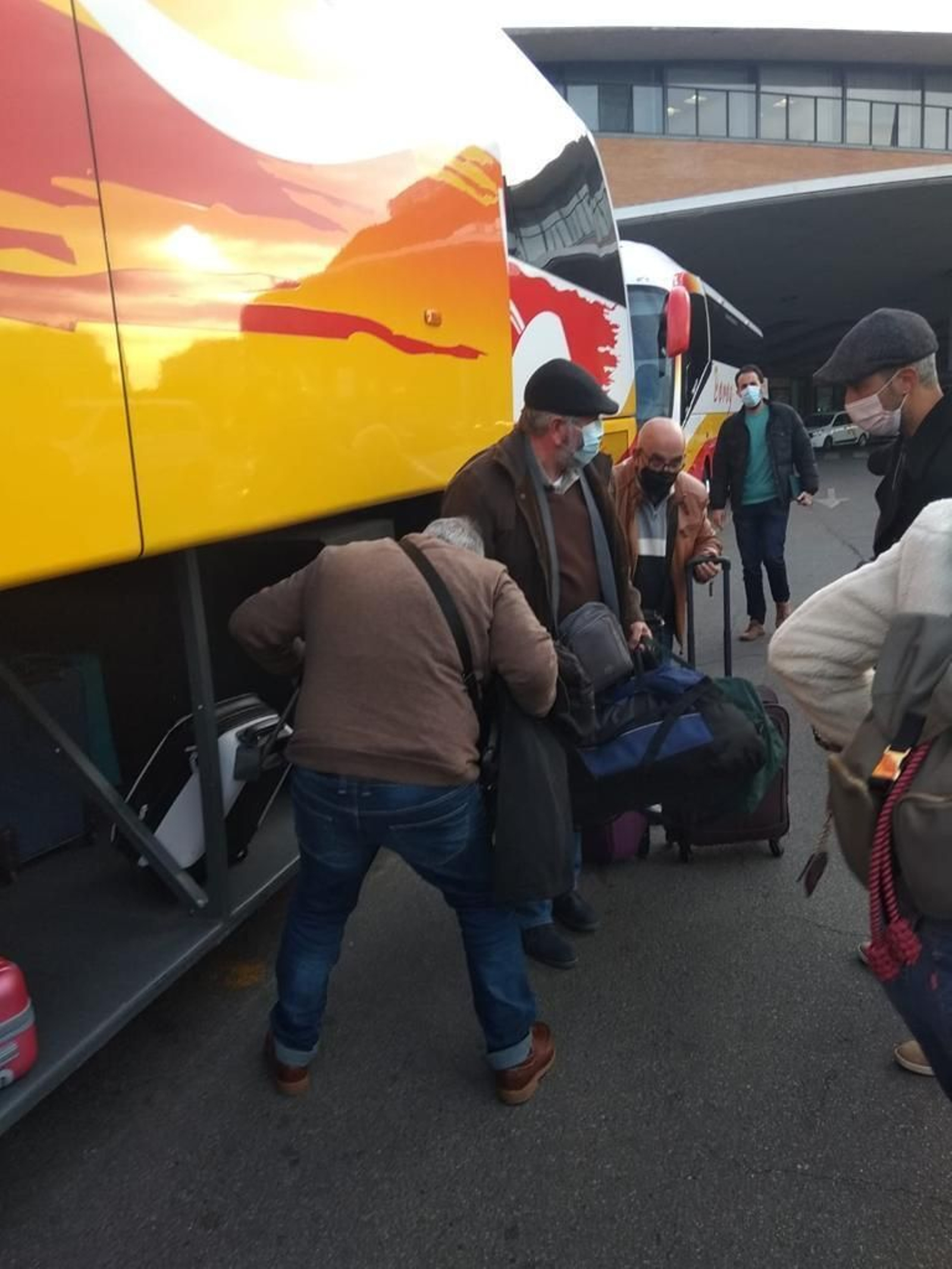 Llegada de los viajeros del tren desde Huelva en autobús. Llegada de los viajeros del tren desde Huelva en autobús.
