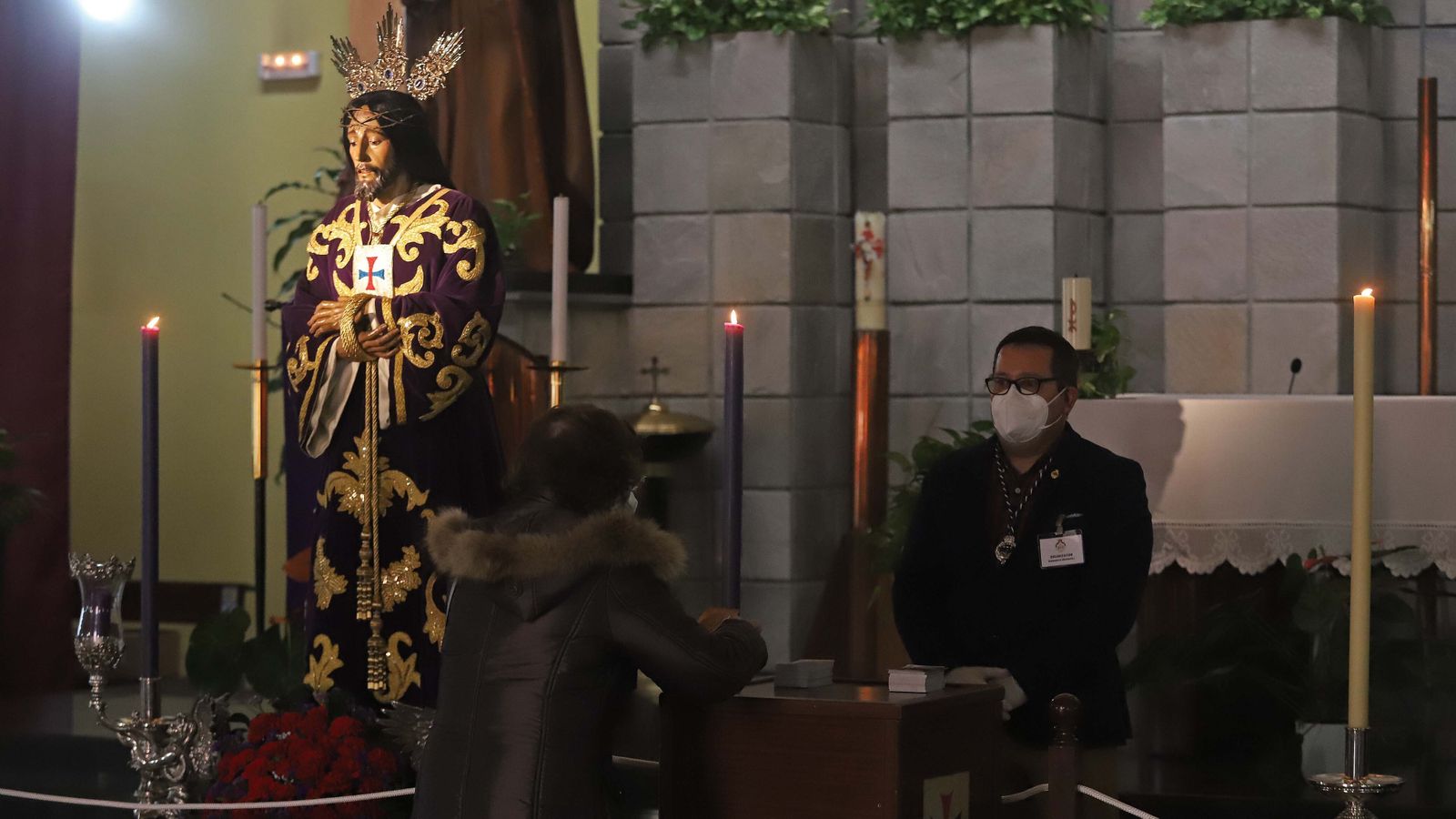 Solemne veneración de fieles al Medinaceli de La Línea