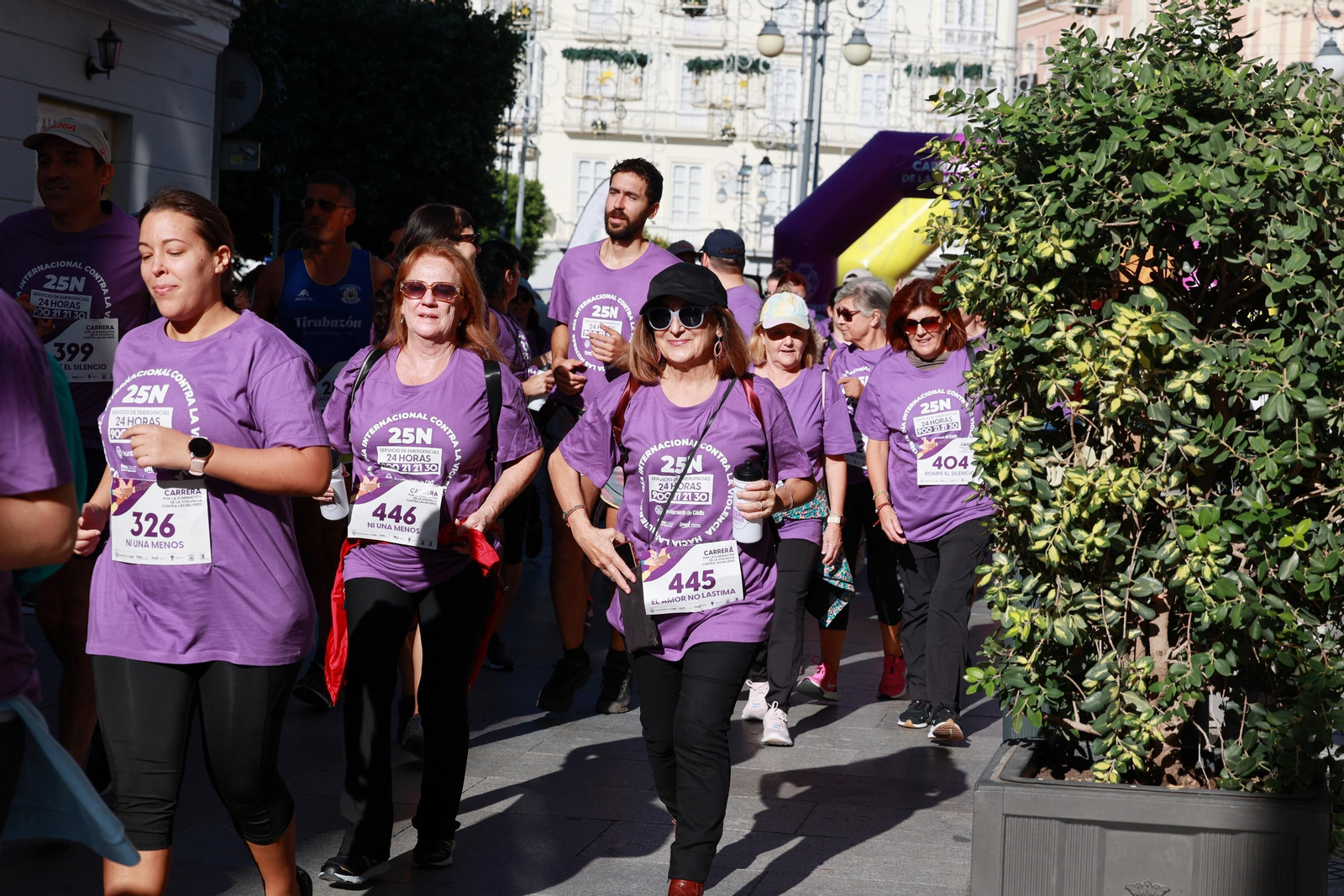 Todas las imágenes de la carrera contra la violencia de género en Cádiz