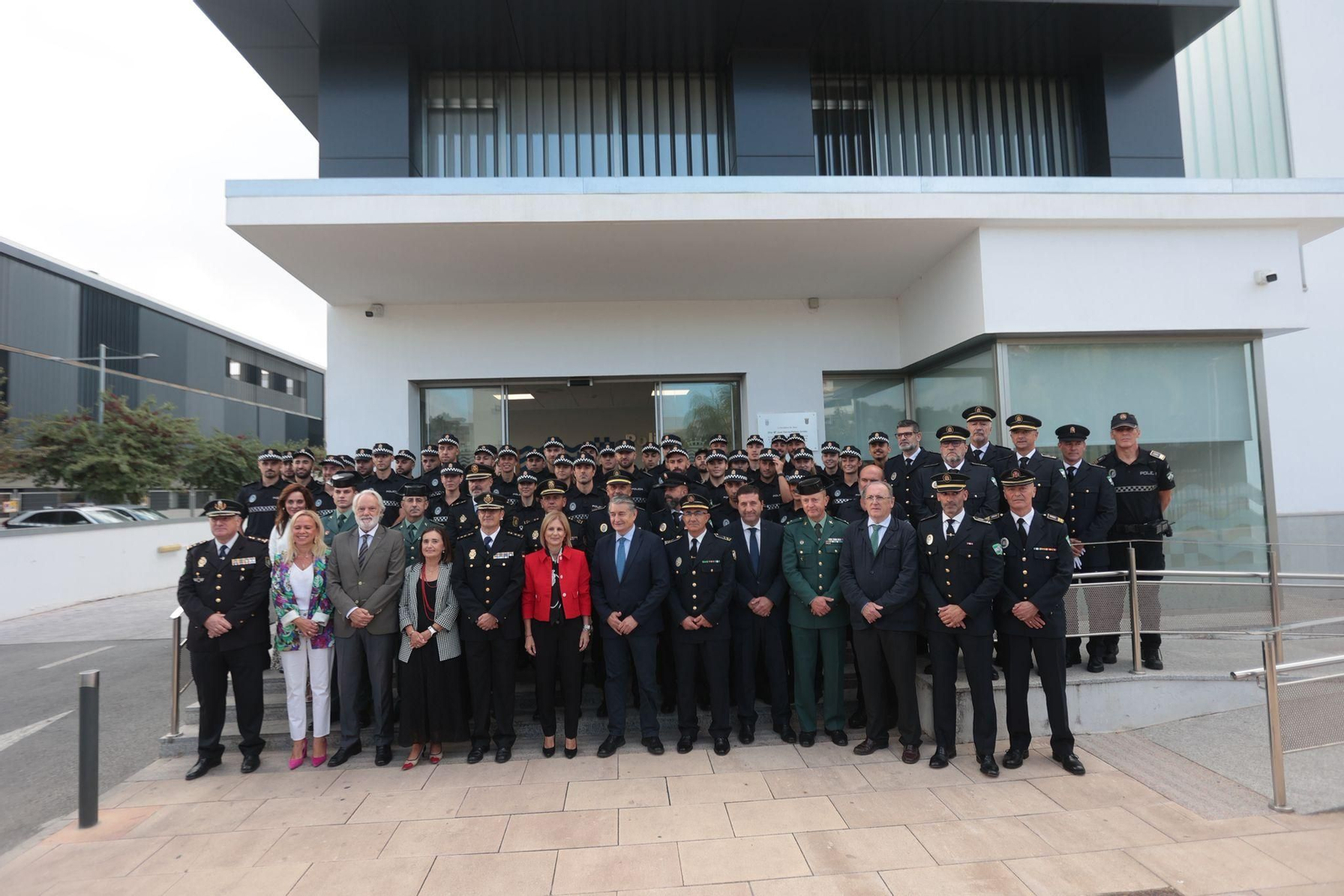 Foto de familia de las autoridades con los futuros agentes.