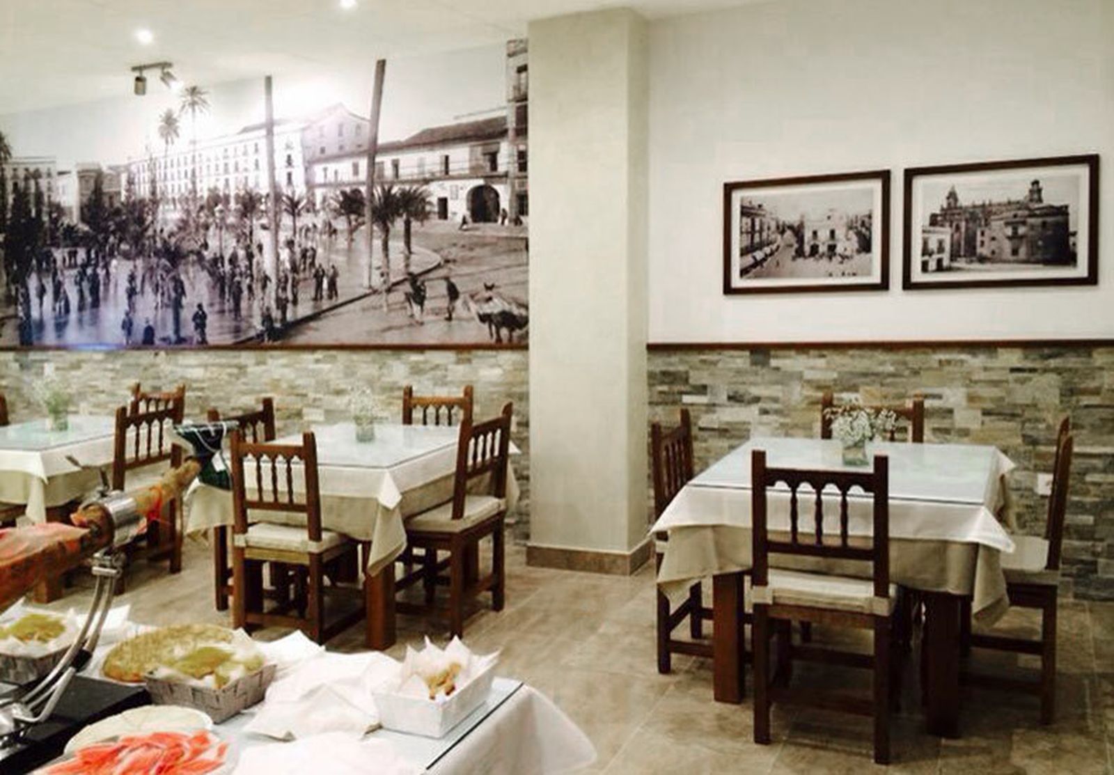 Bar El Cuco.  Avenida José León de Carranza, 1. Variedad de vinos de Jerez y de pescados y mariscos.